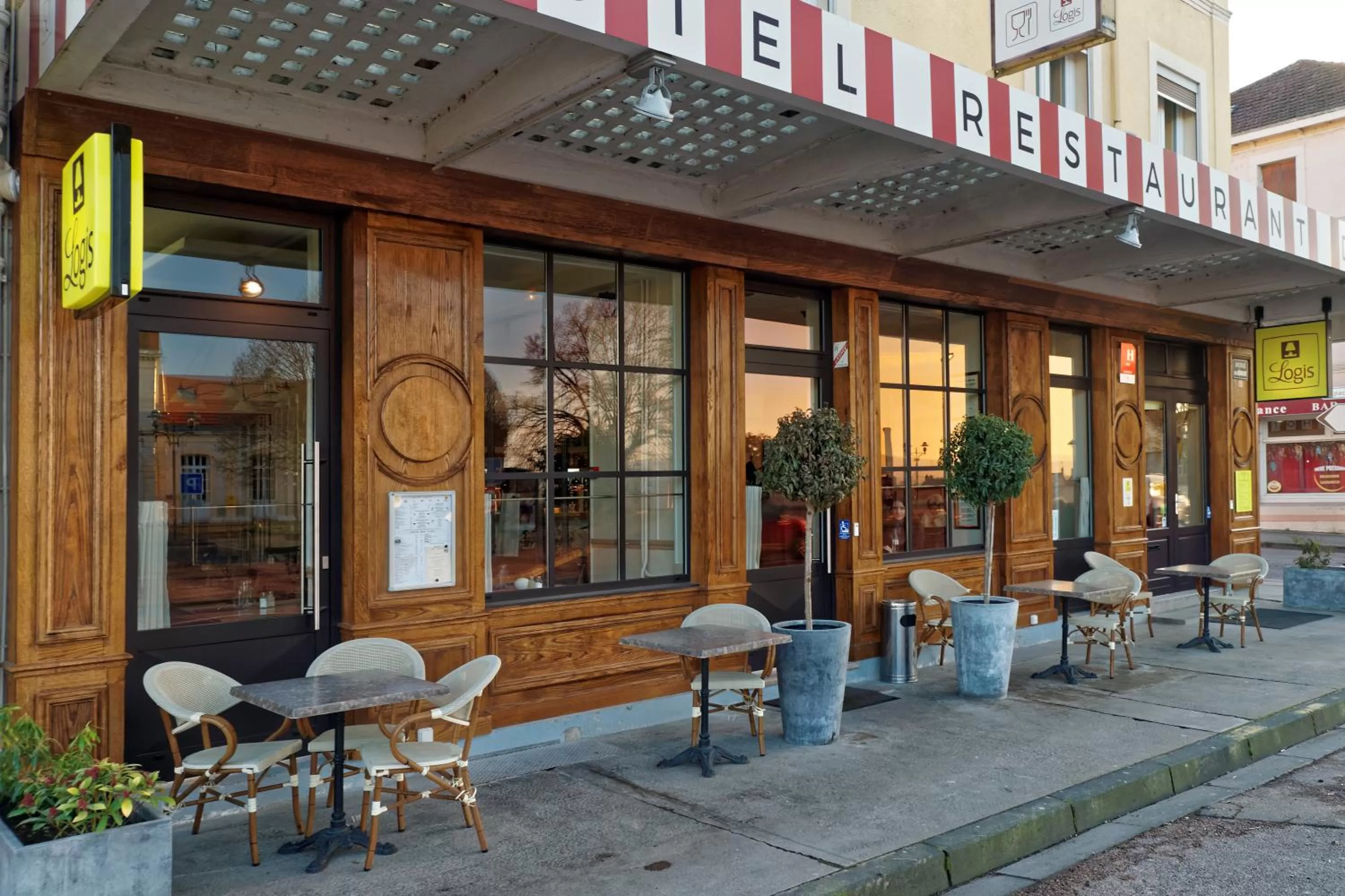 Facade/entrance in Contact Hôtel du Commerce et son restaurant Côte à Côte
