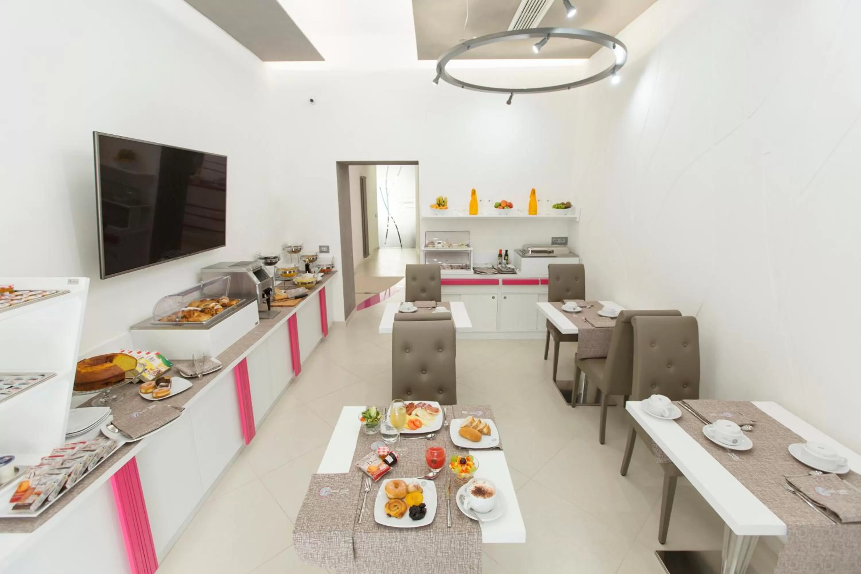 Communal lounge/ TV room in Hotel Nunù