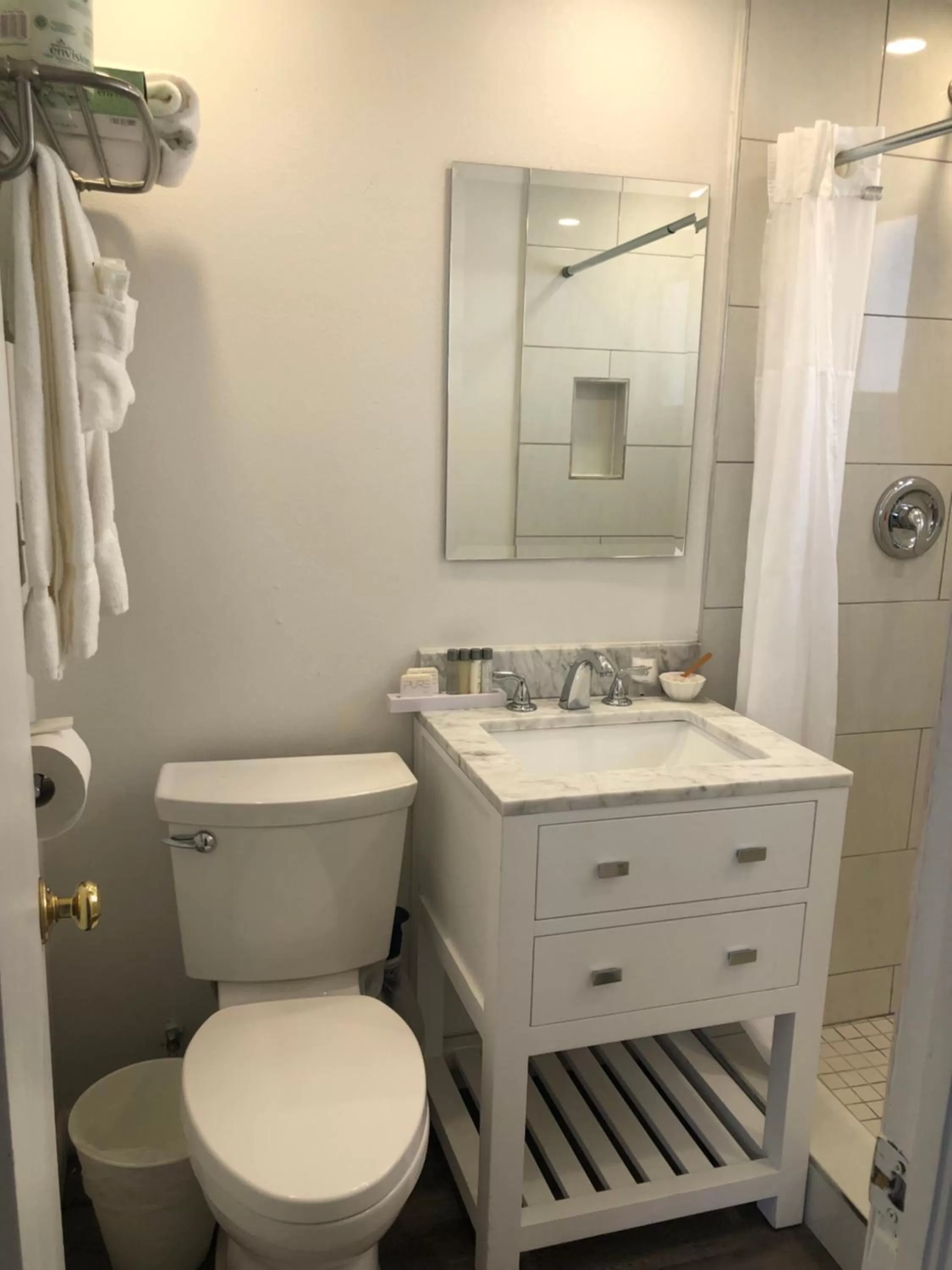 Bathroom in Drop Anchor Resort & Marina