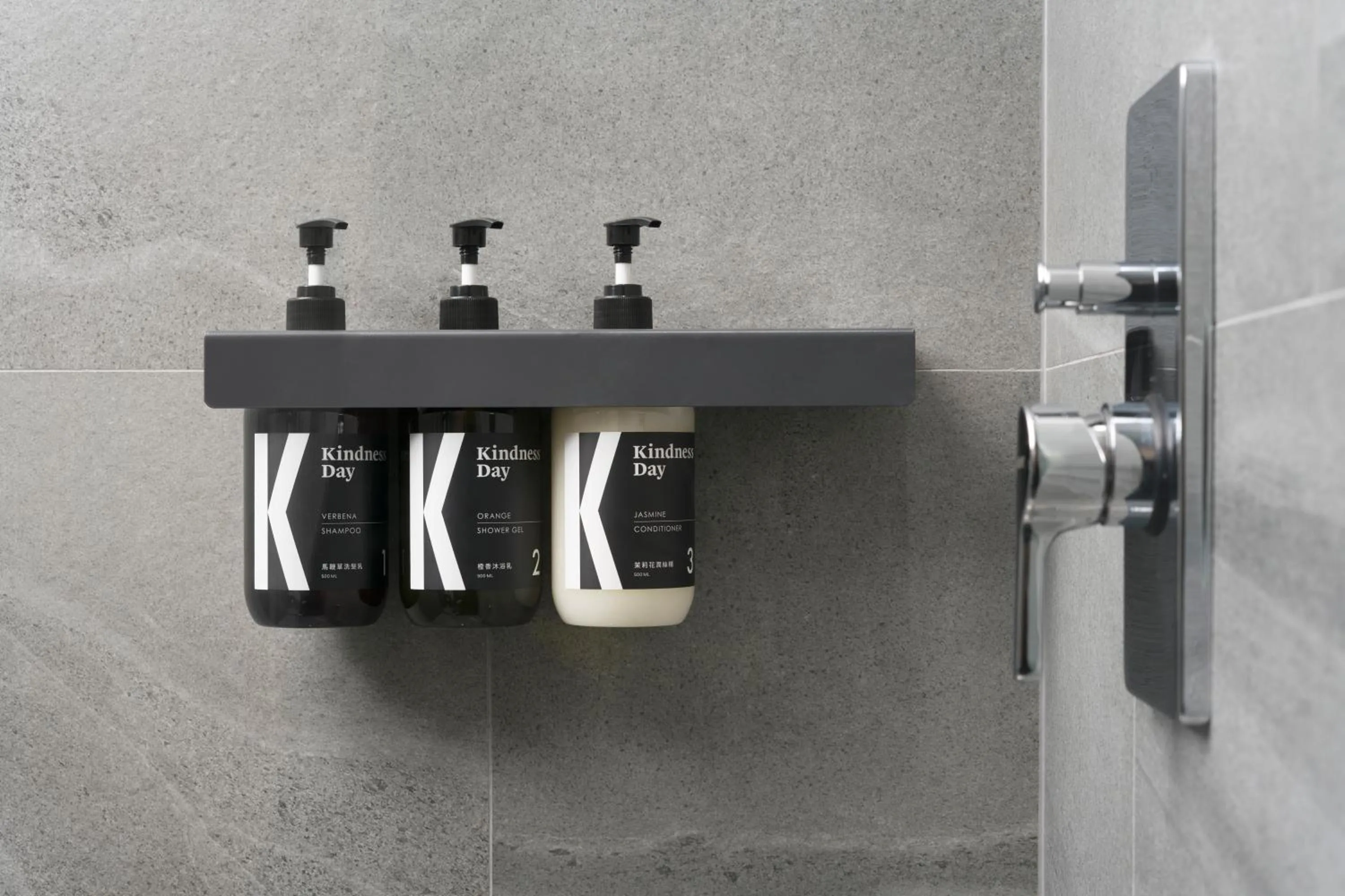 Toilet in Kindness Day Hotel