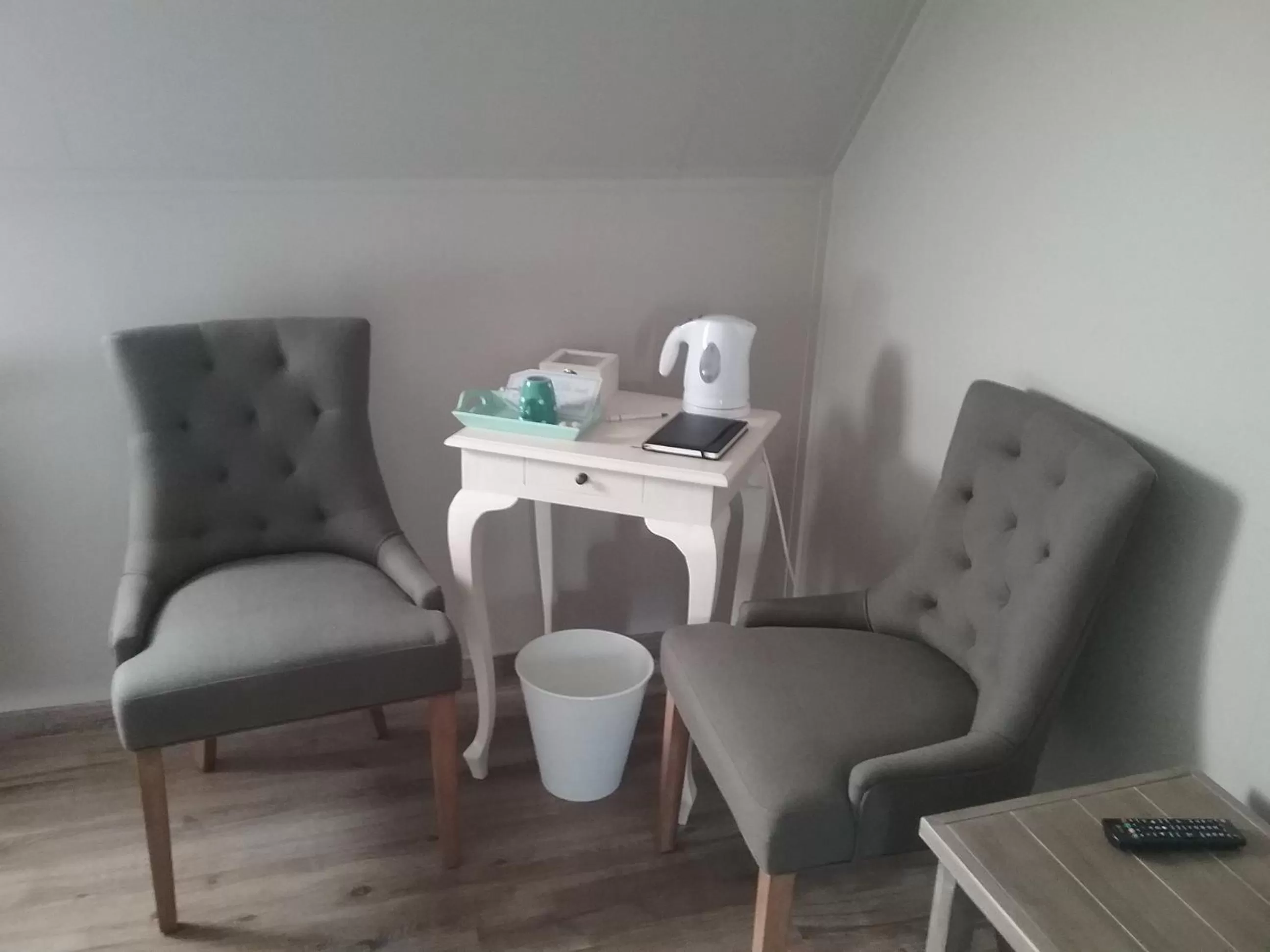 Coffee/tea facilities, Seating Area in B&B De Dulle Koe