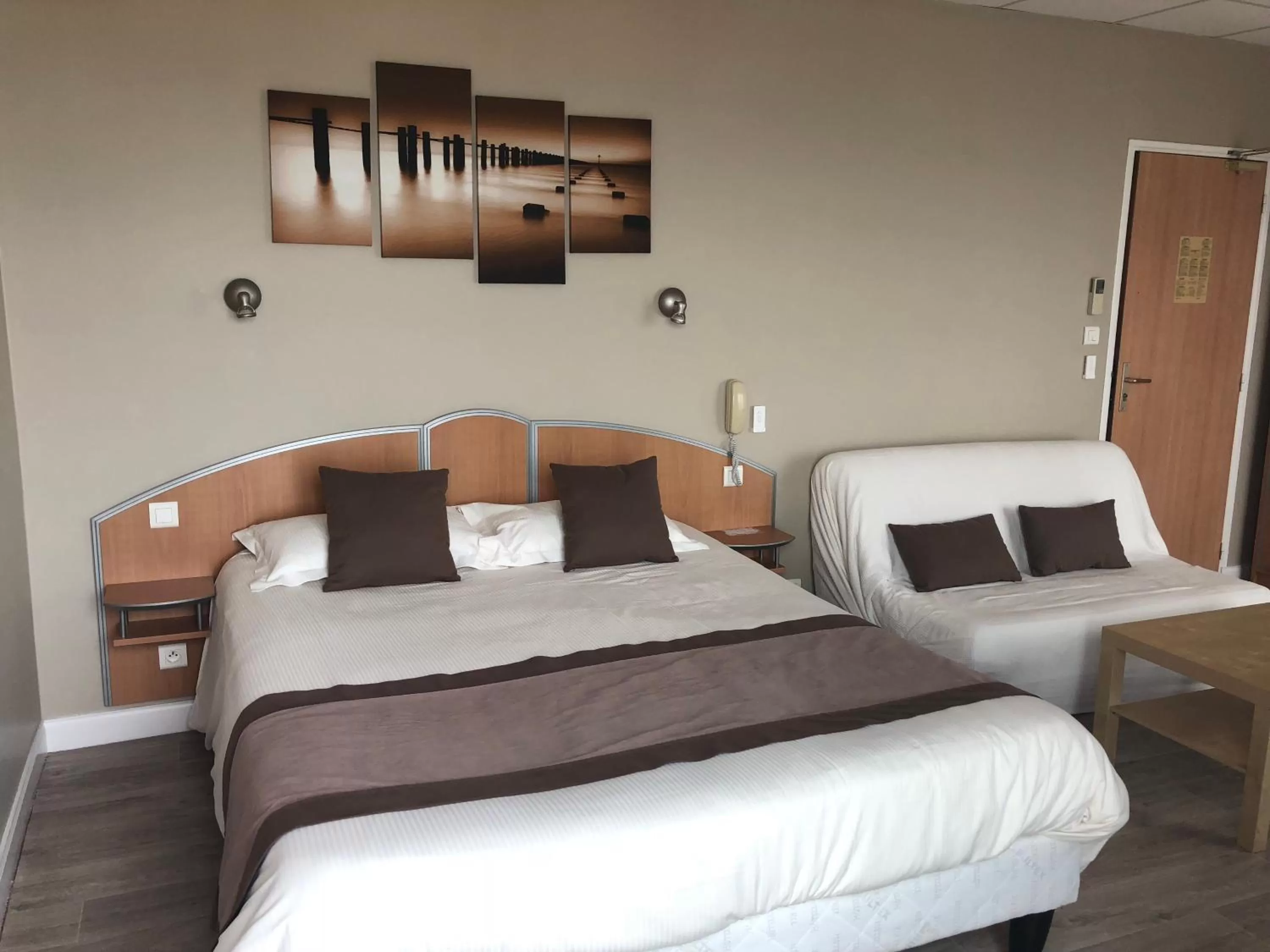 Bed in Logis Hotel Restaurant le Mirador