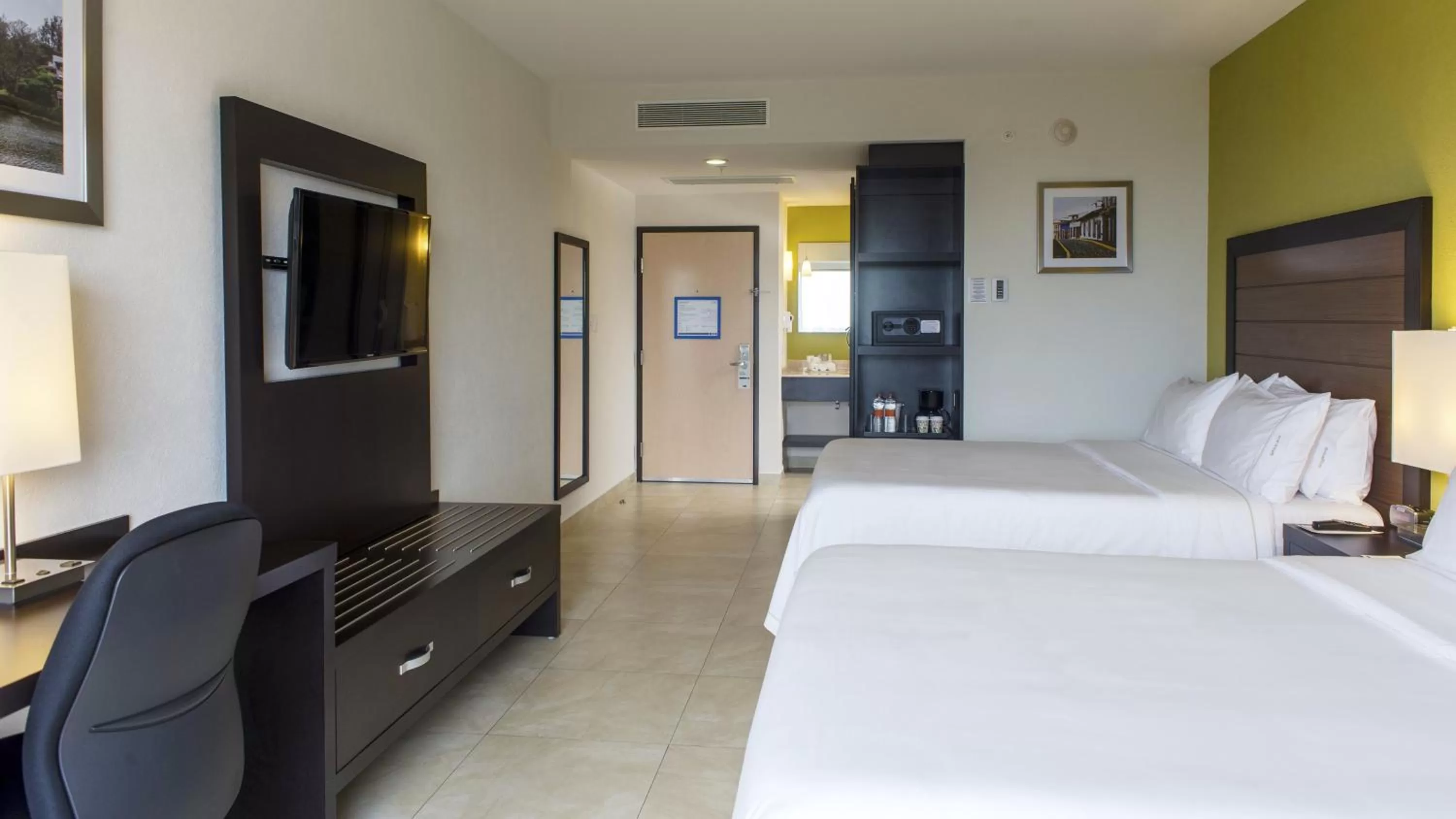 Photo of the whole room, Bed in Holiday Inn Express Xalapa by IHG