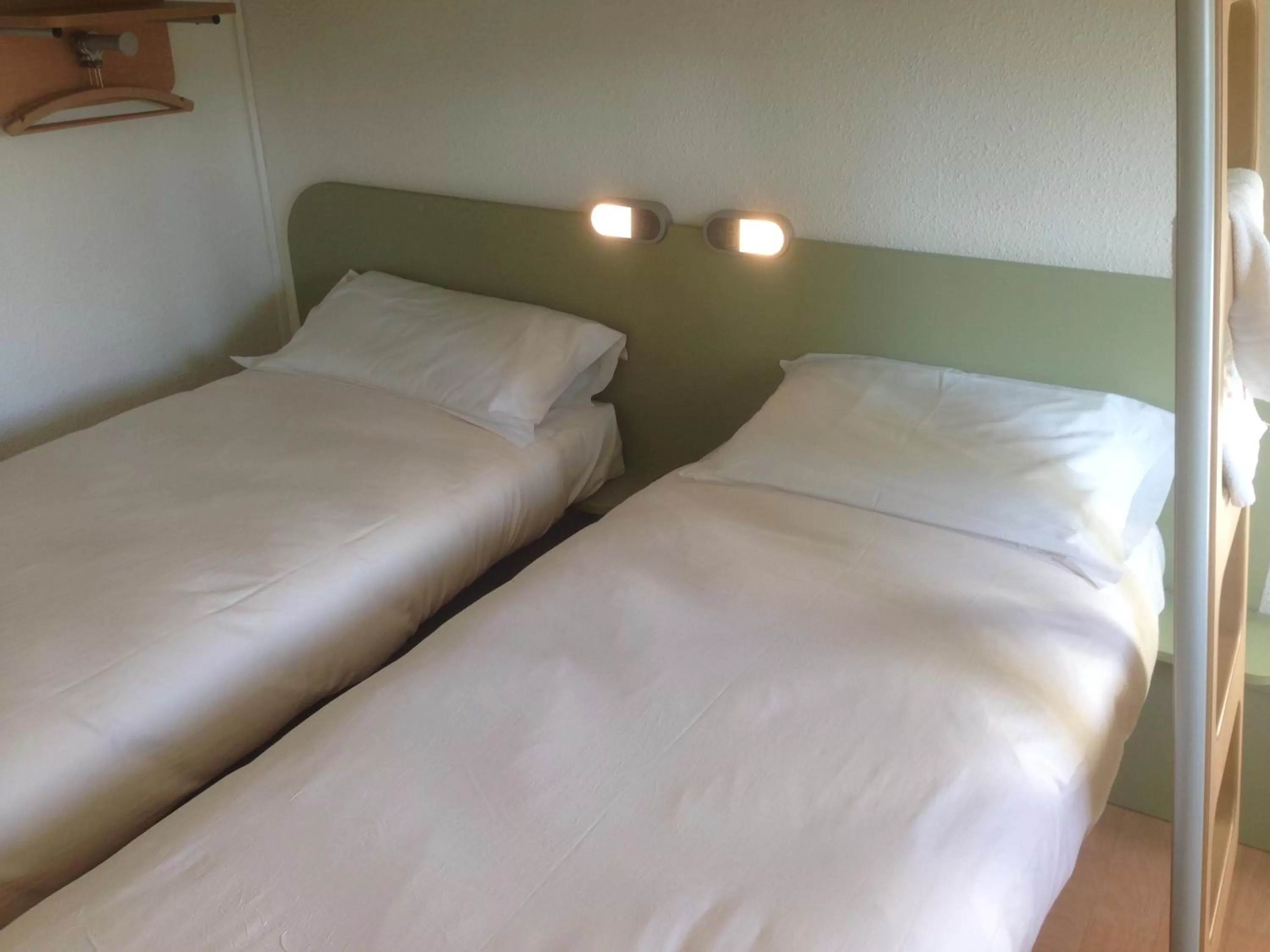 Bedroom, Bed in IBIS Budget Aix en Provence Est Le Canet