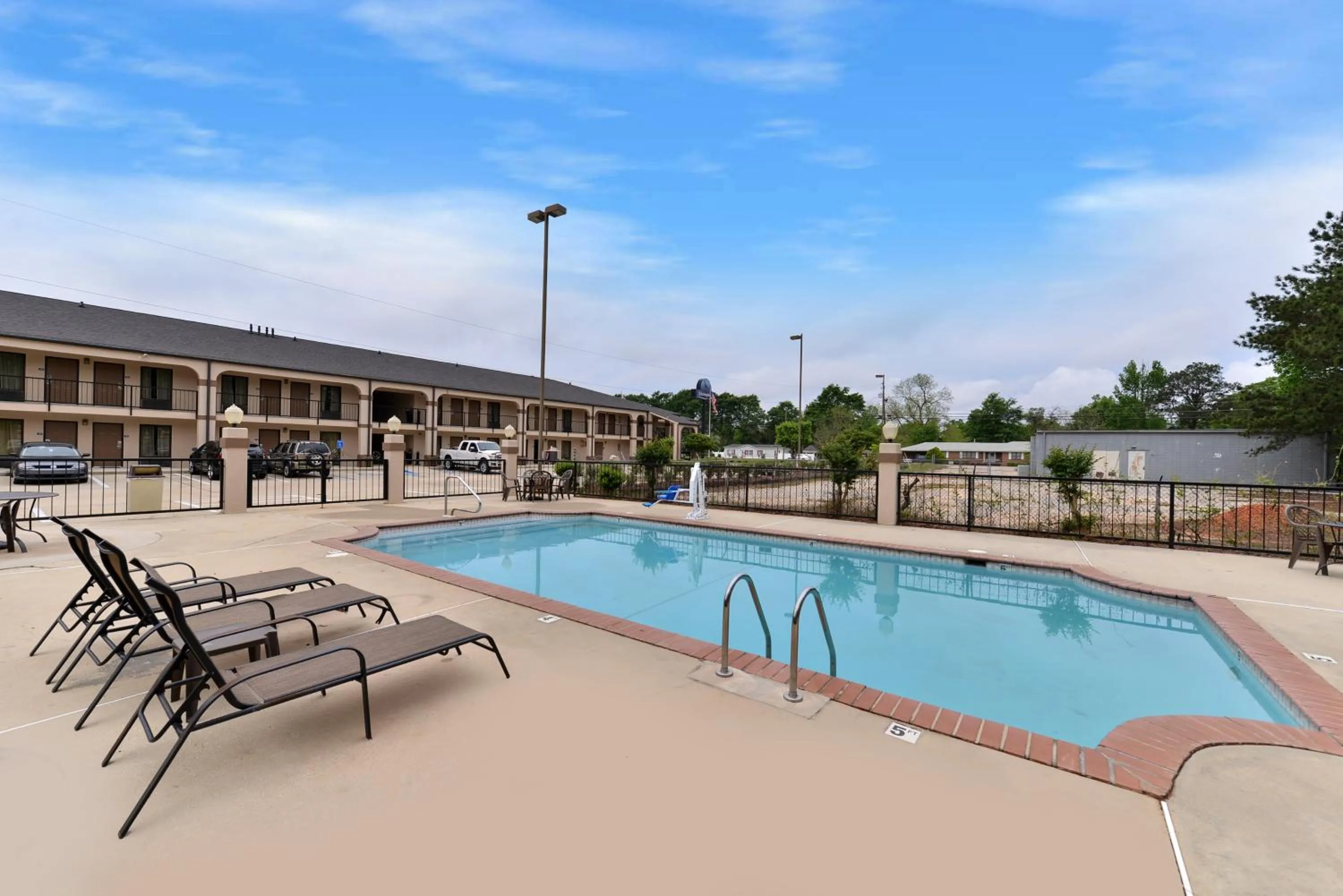 Swimming pool in Mockingbird Inn & Suites