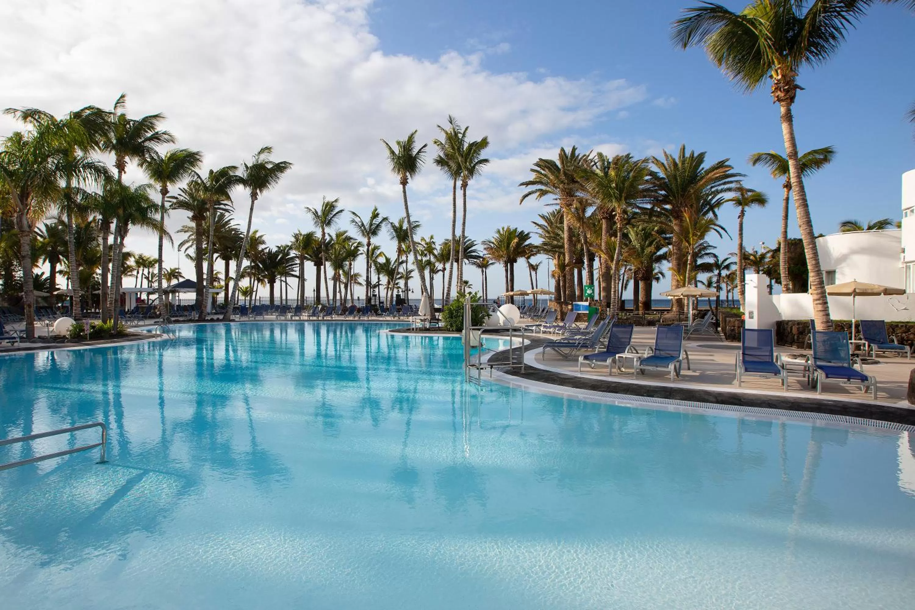 Swimming pool in Hipotels La Geria