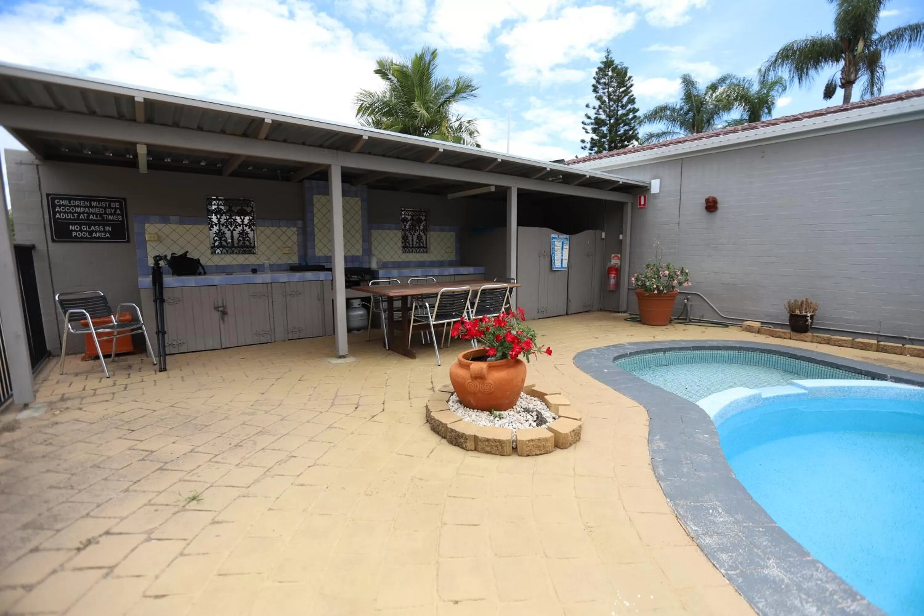 Pool view in The Town House Motor Inn
