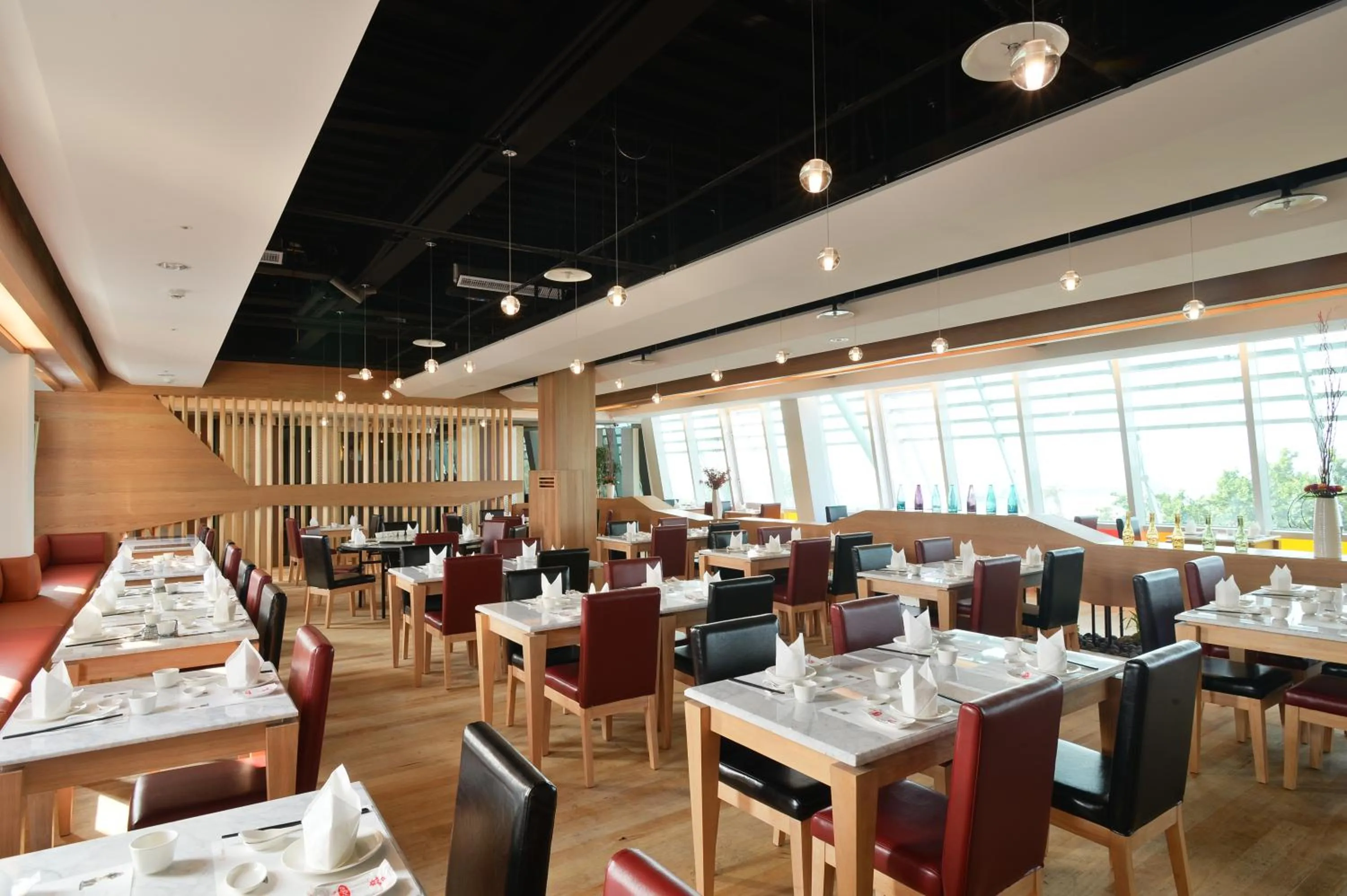 Restaurant/places to eat in In Young Hotel