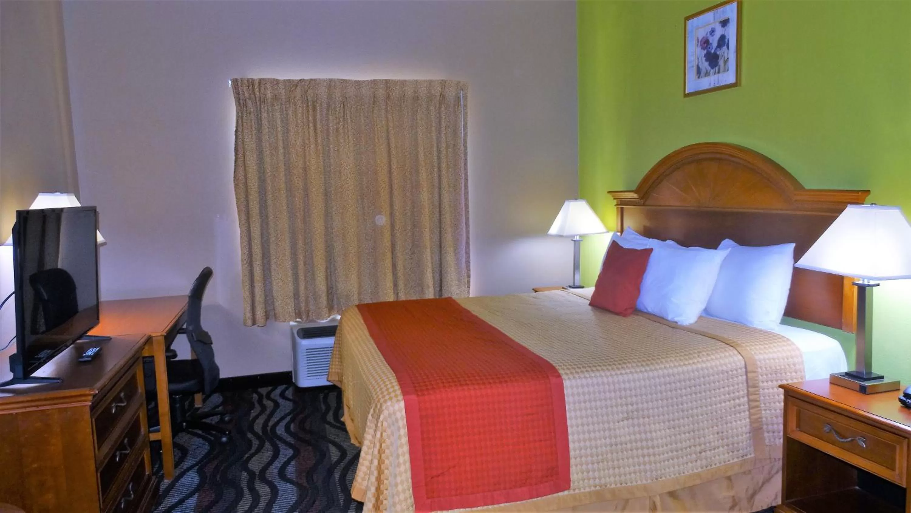 Bed in Oak Tree Inn & Suites