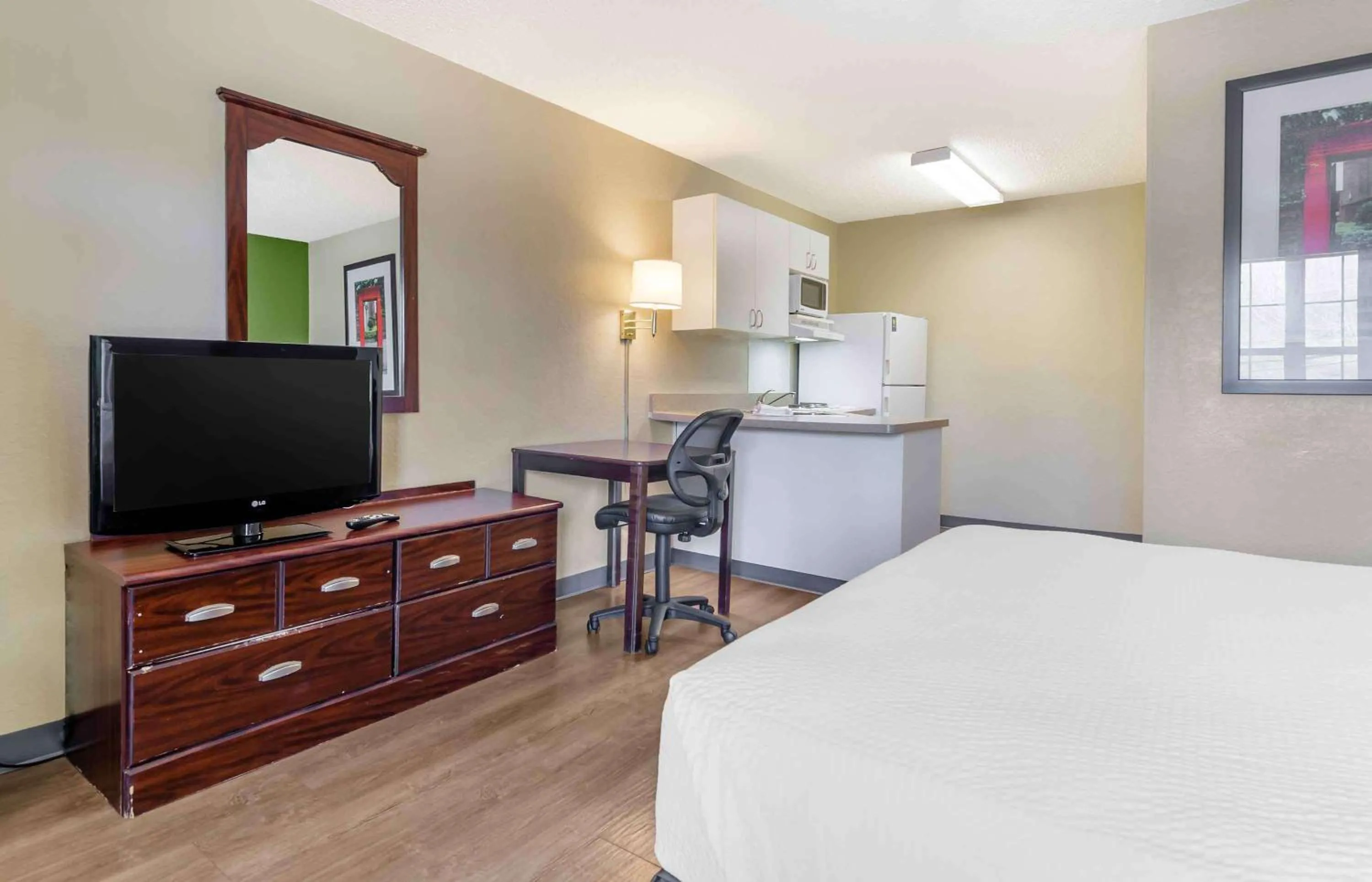 Bedroom, Bed in Extended Stay America Select Suites - Roanoke - Airport