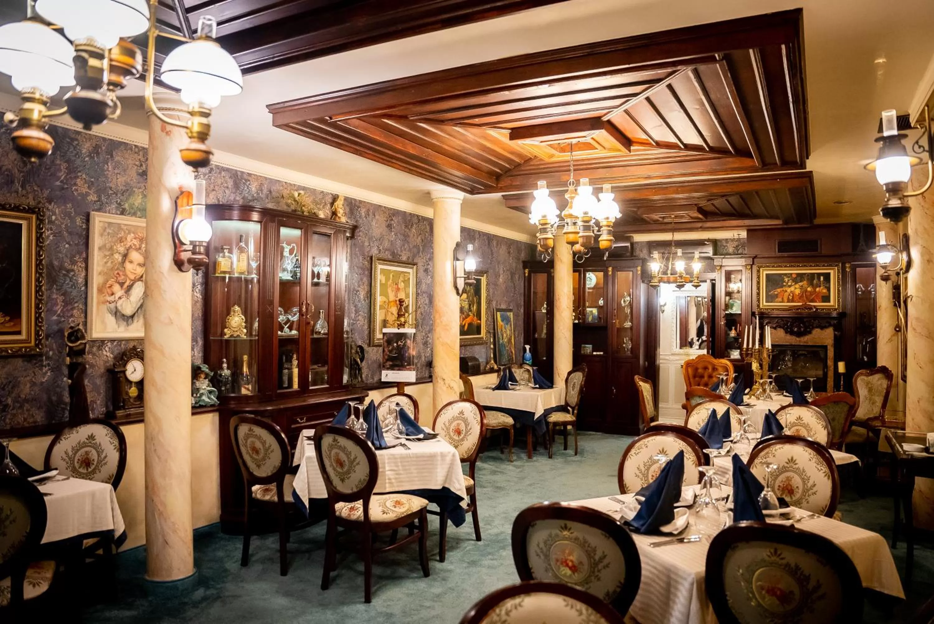 Restaurant/places to eat in Globus Hotel