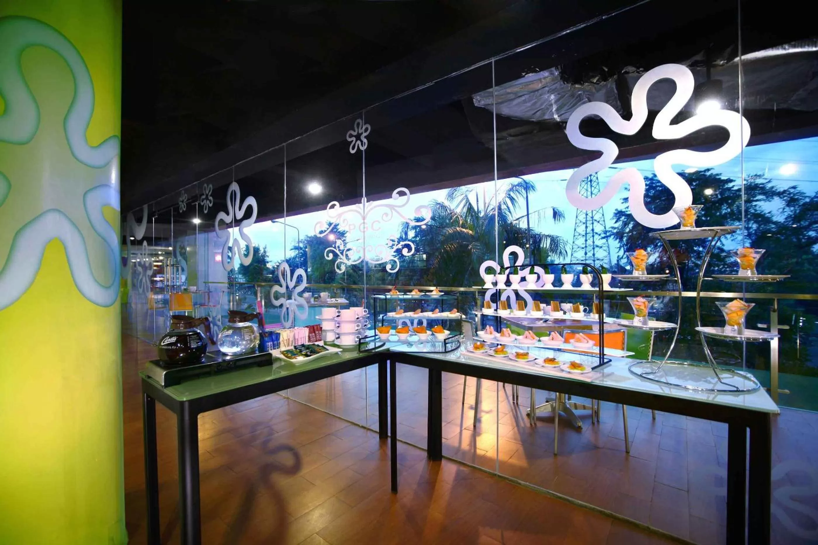 Restaurant/places to eat in favehotel PGC Cililitan