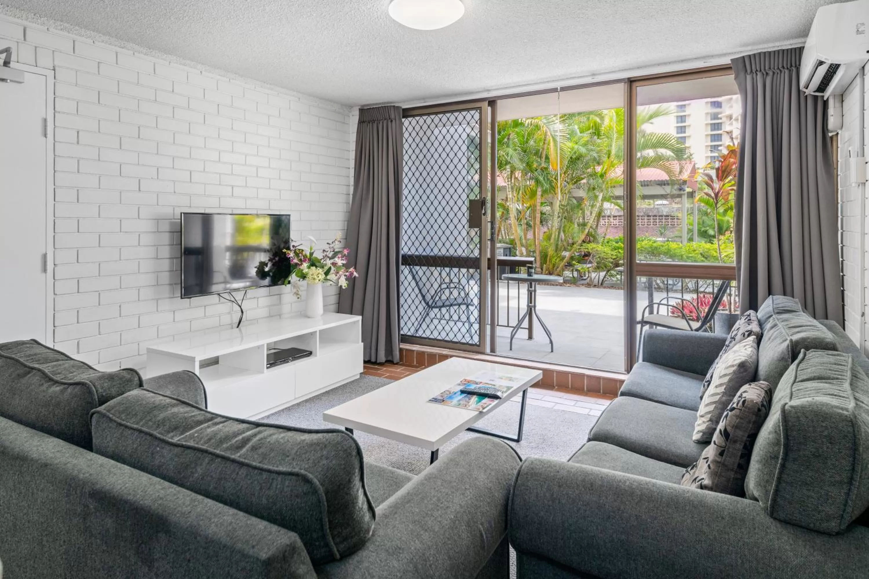 TV and multimedia in Trickett Gardens Holiday Inn