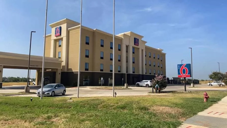 Property Building in Studio 6 Suites Pearsall, TX