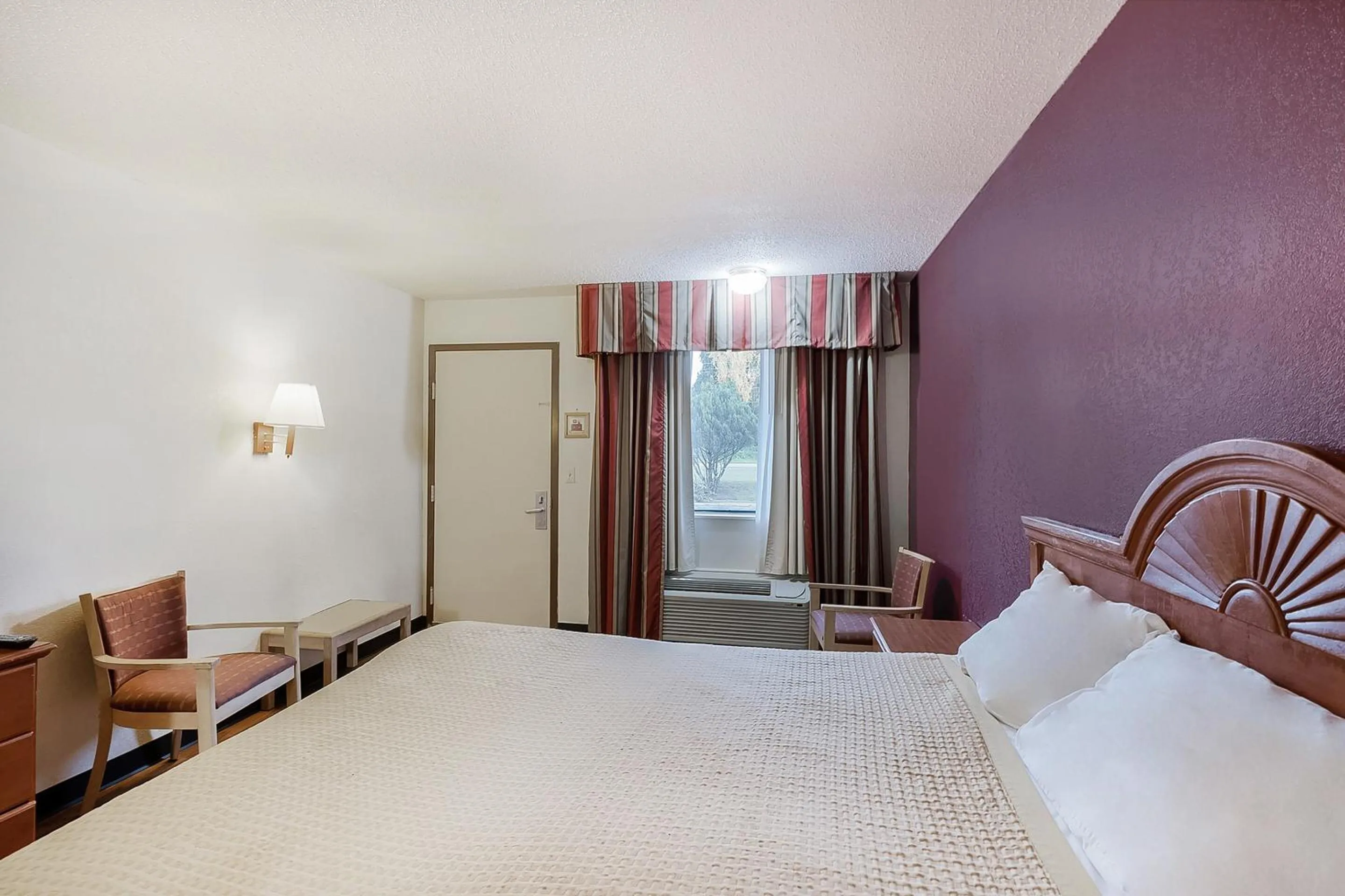 Bedroom in OYO Hotel Manning SC