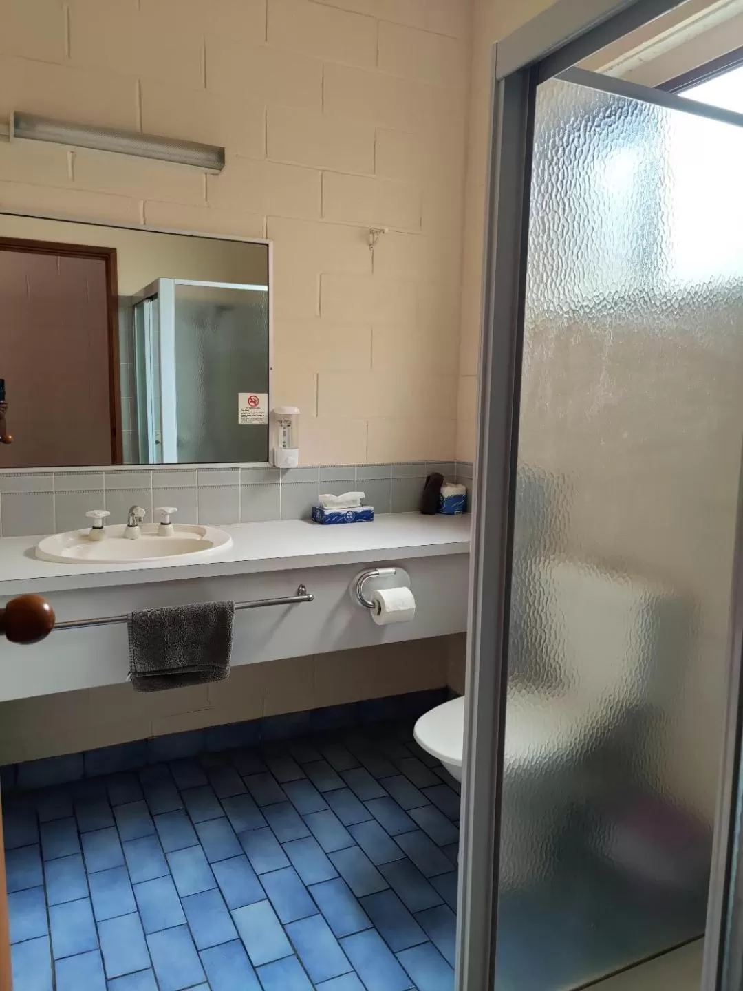 Bathroom in Yarragon Motel