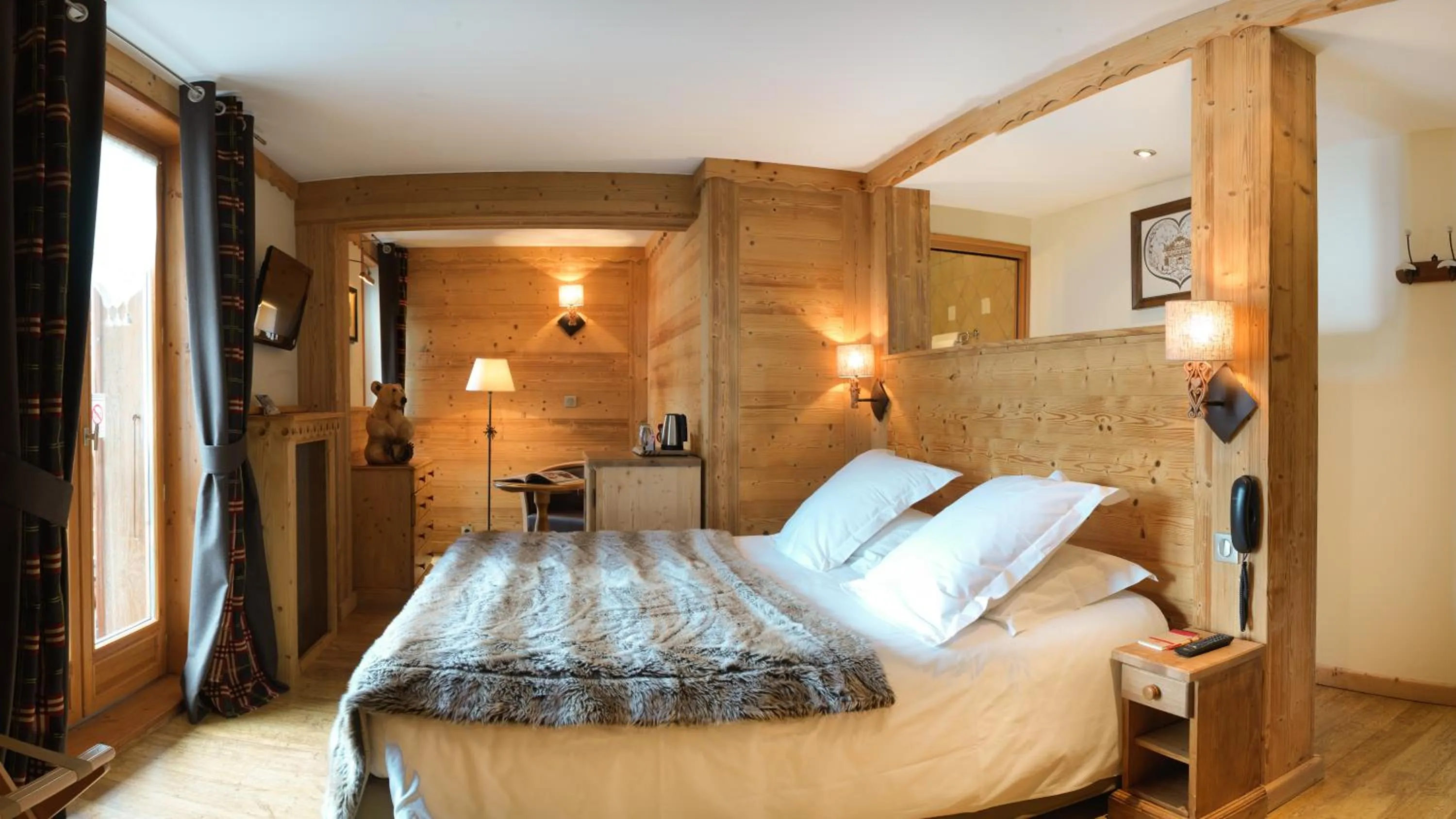 Photo of the whole room, Bed in Auberge du Manoir