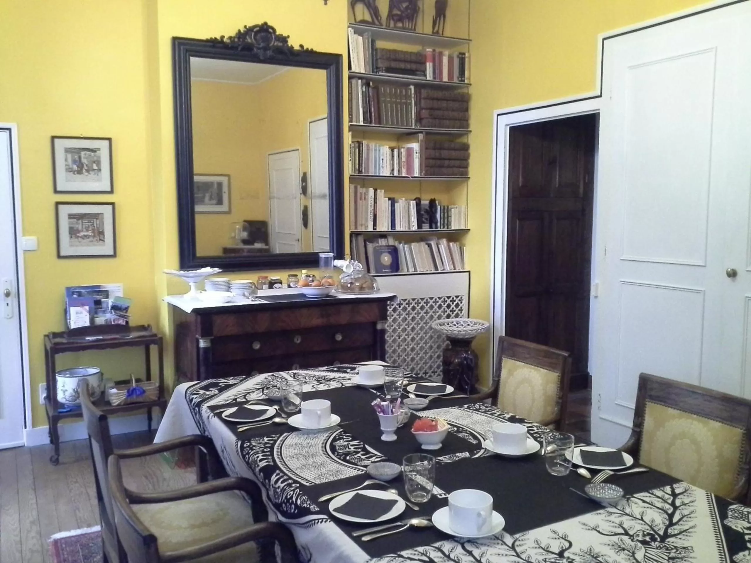 Lounge or bar in Le Logis De Ruelle