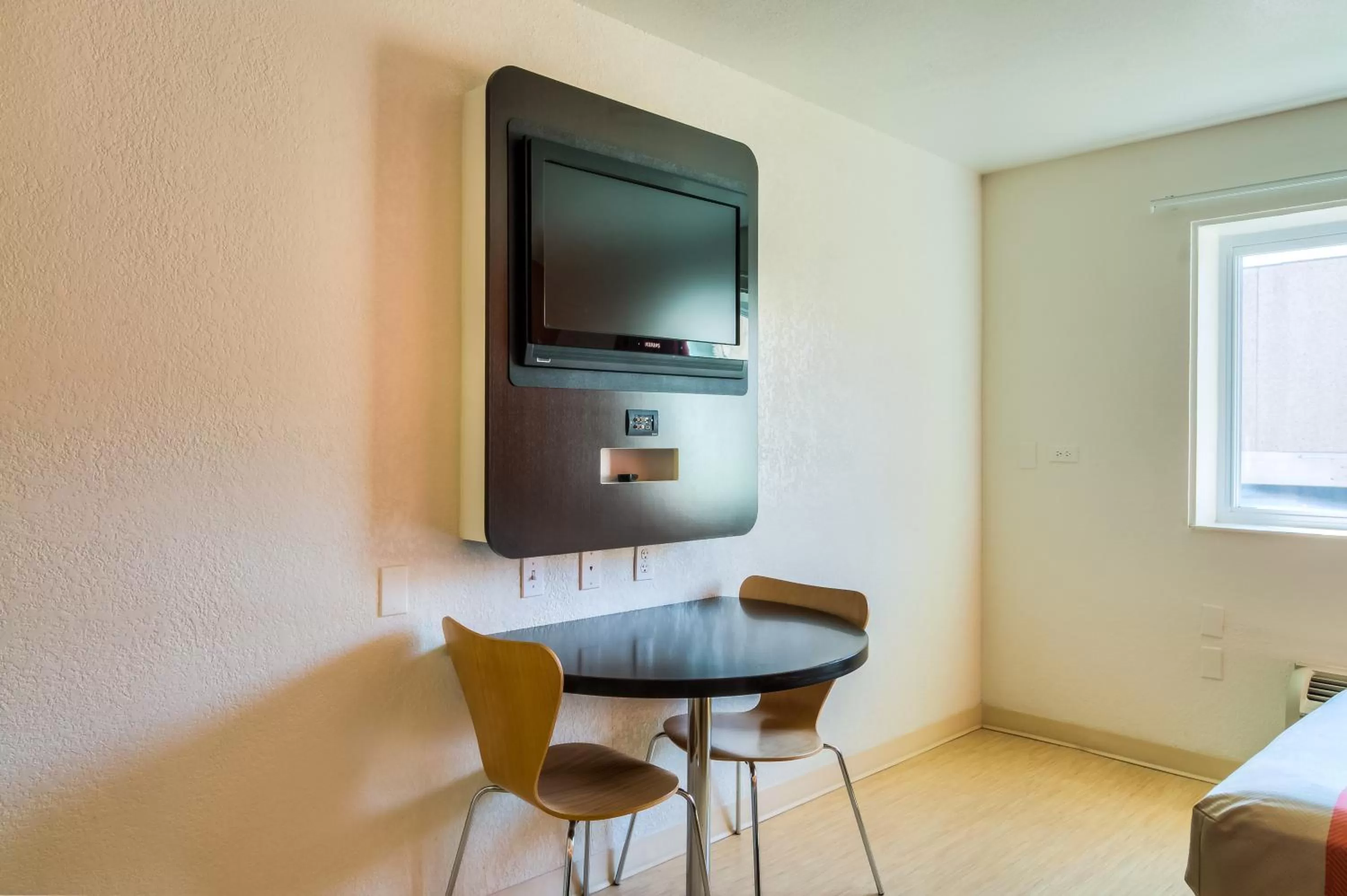 TV and multimedia in Motel 6-Arlington Heights, IL - Chicago North Central