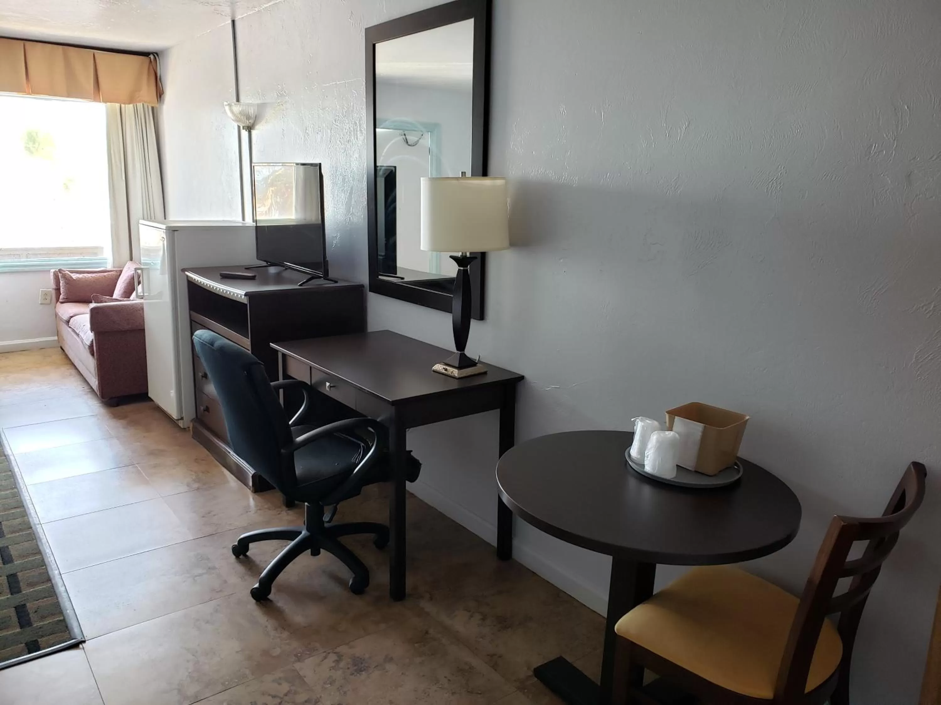 TV and multimedia in Topaz Motel - Flagler Beach