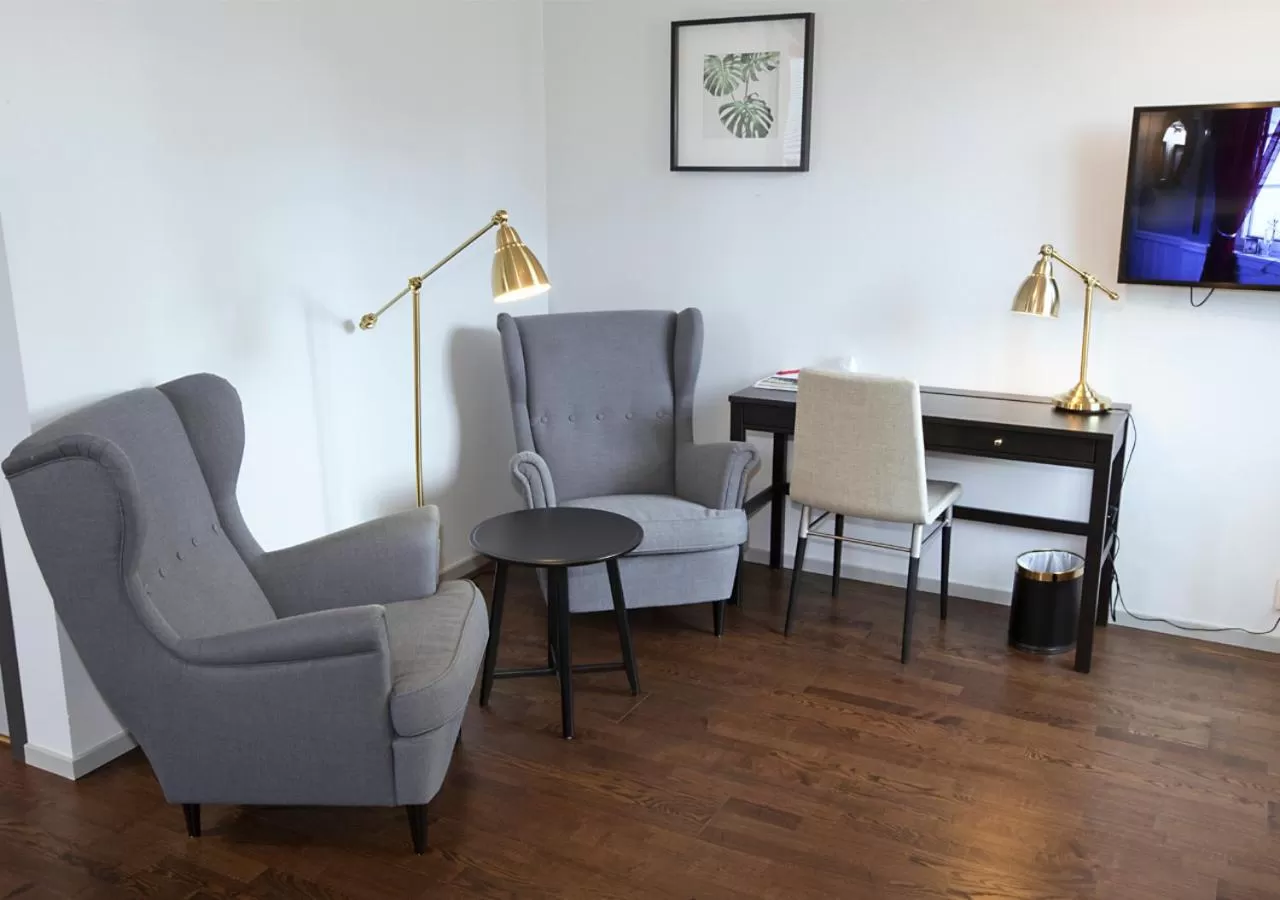 Seating area in Rasta Grums