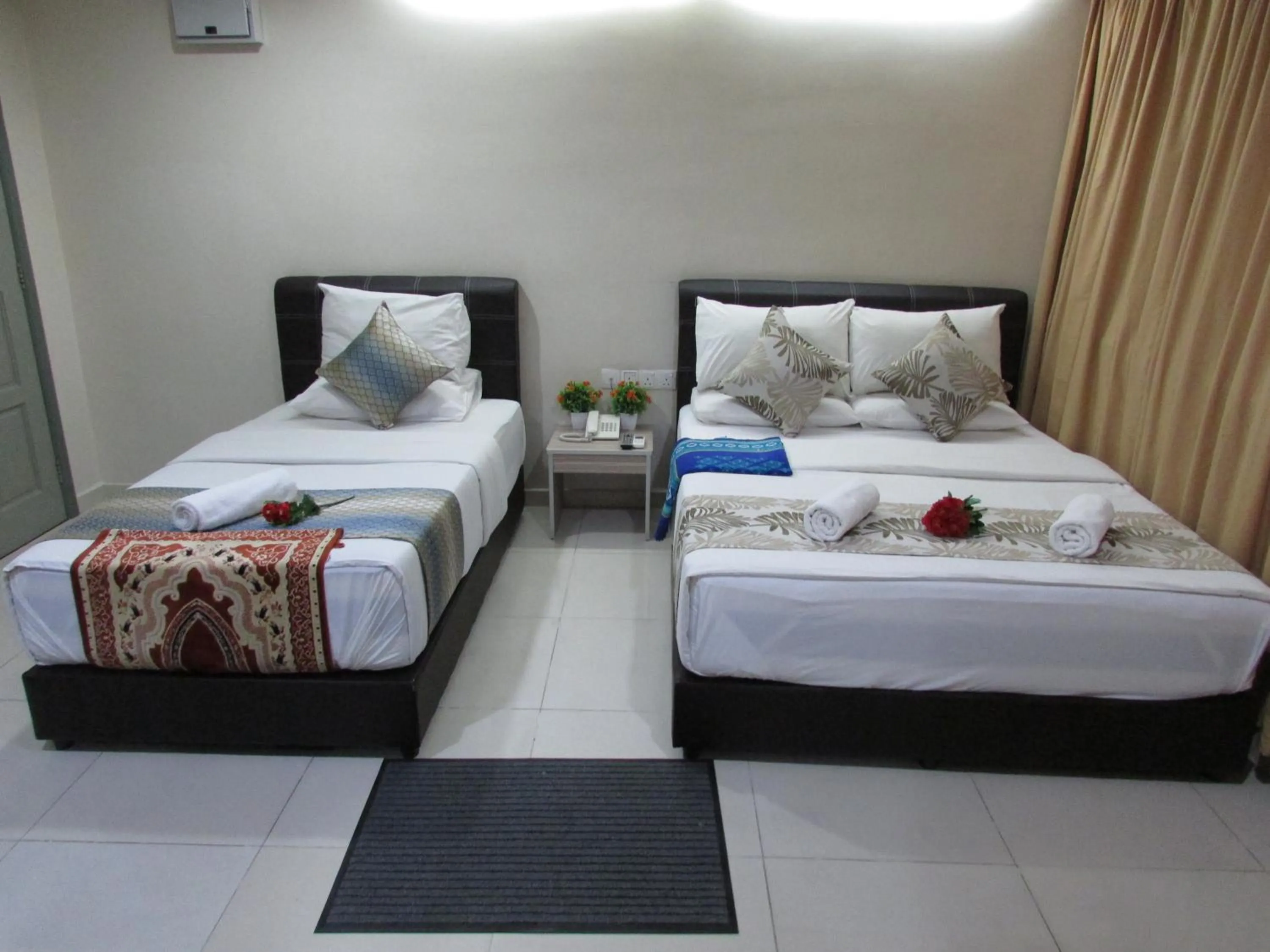 Bedroom, Bed in Safari Hotel