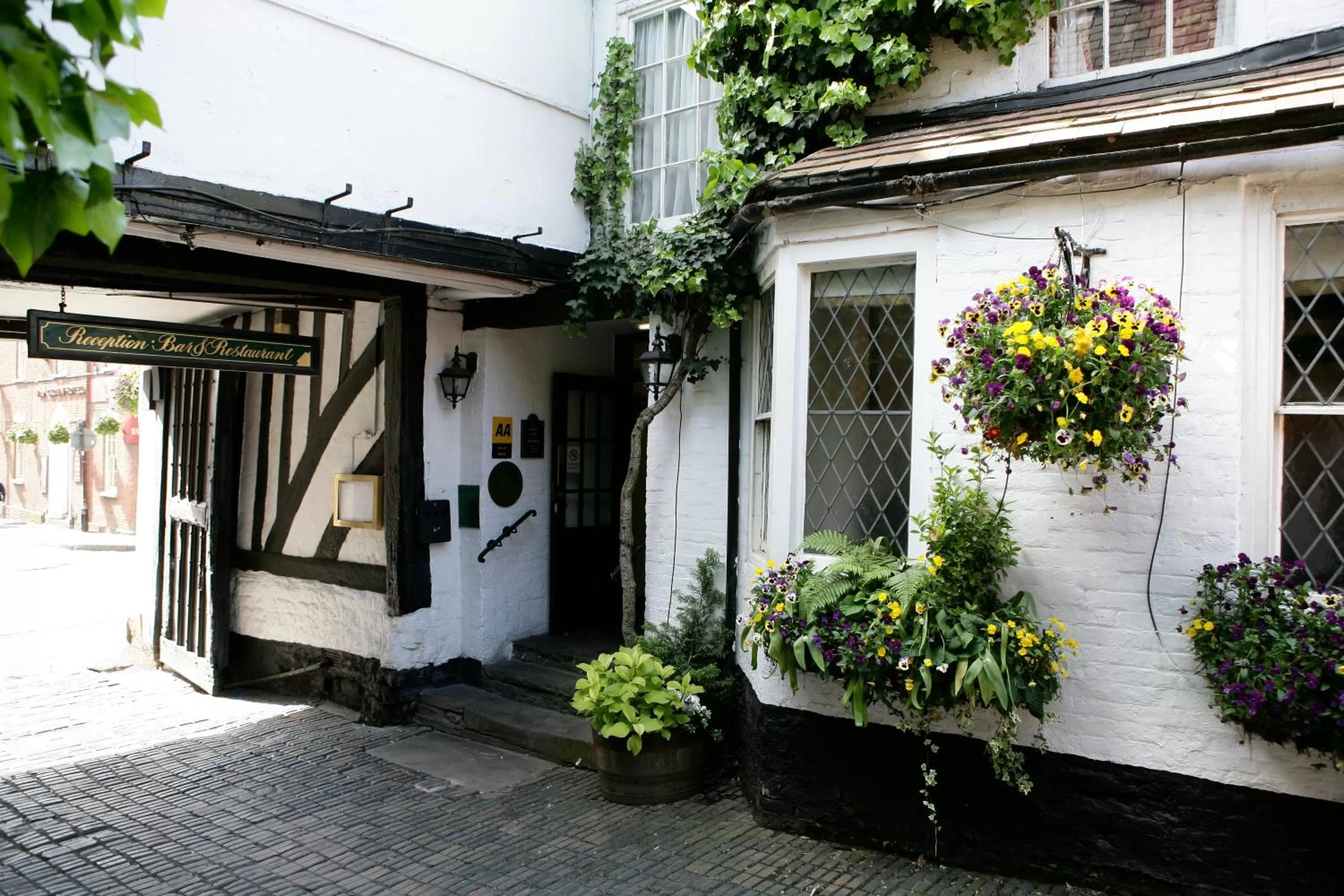 Facade/entrance in The Saracens Head Hotel