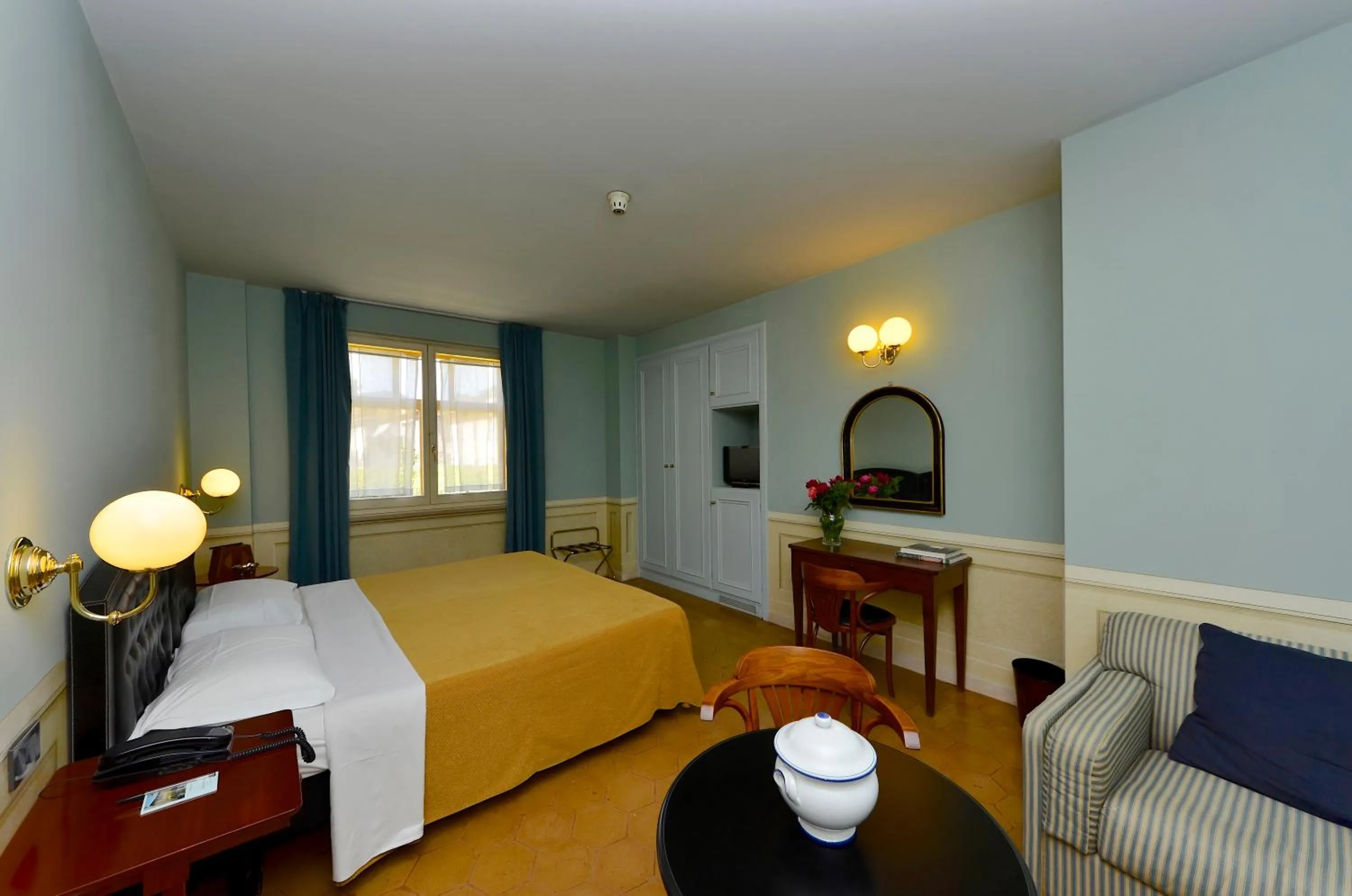 Bed in Hotel San Luca