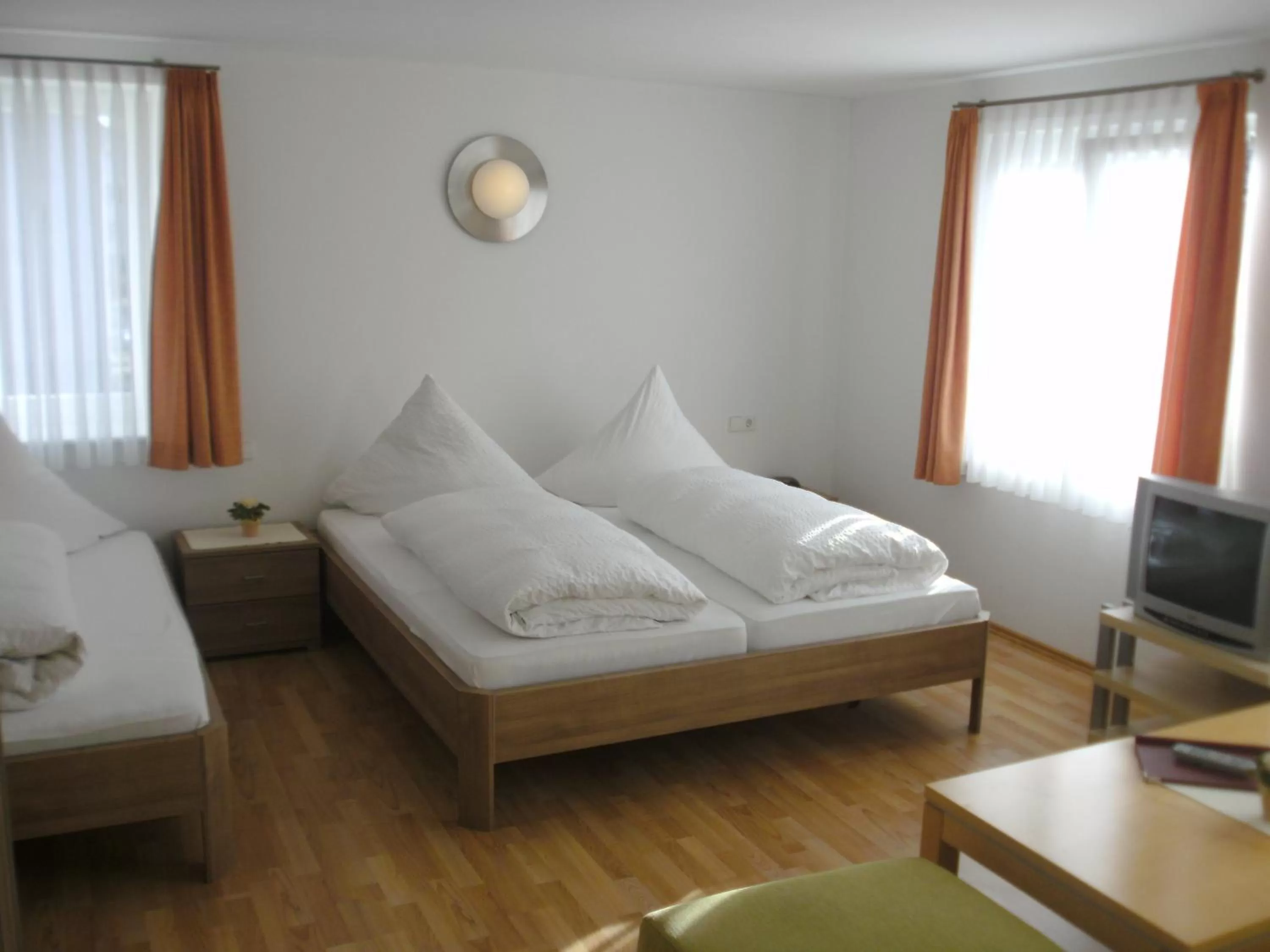 Photo of the whole room, Bed in Gasthof Hosbein