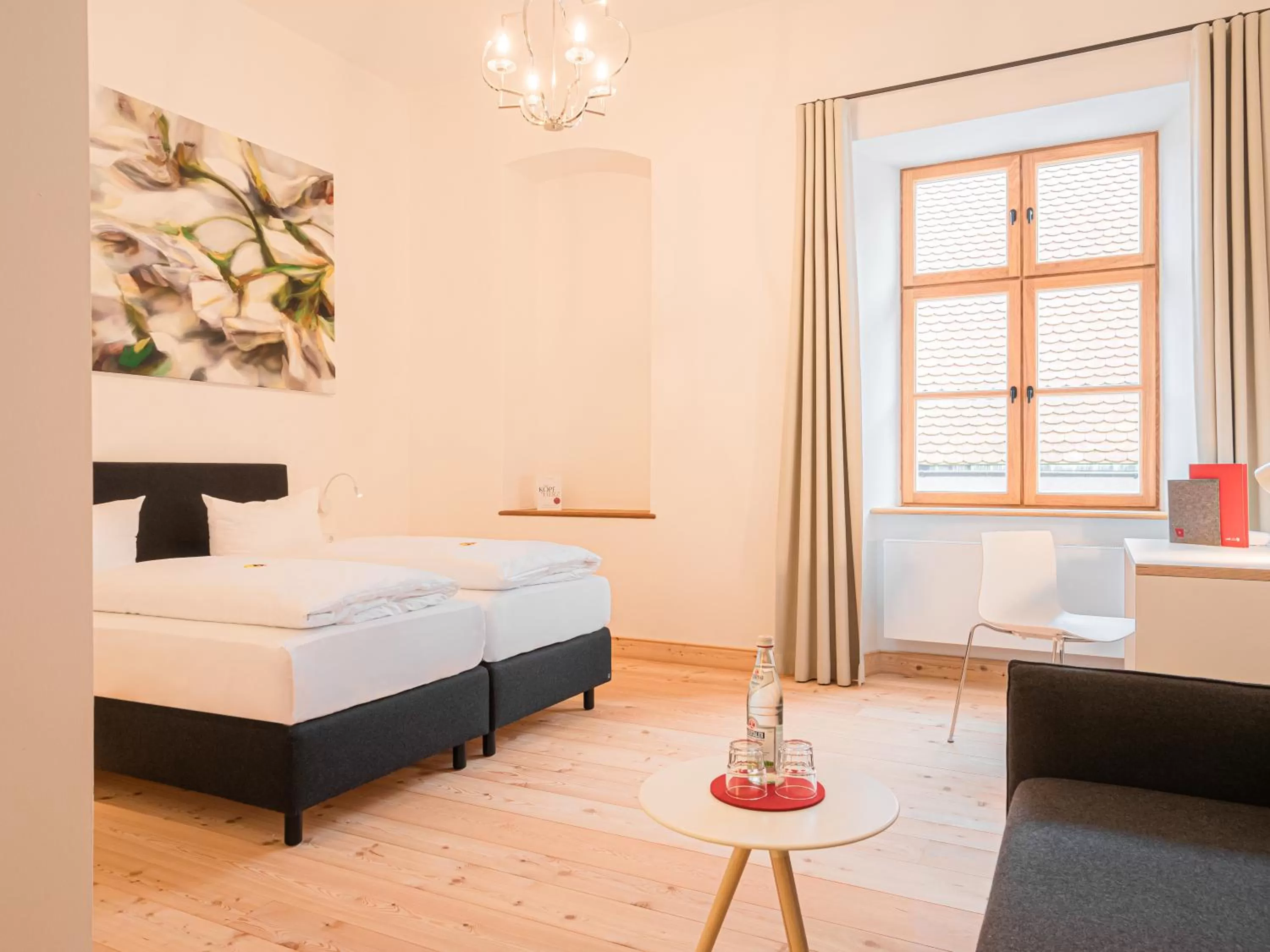 Photo of the whole room, Bed in Post Berching