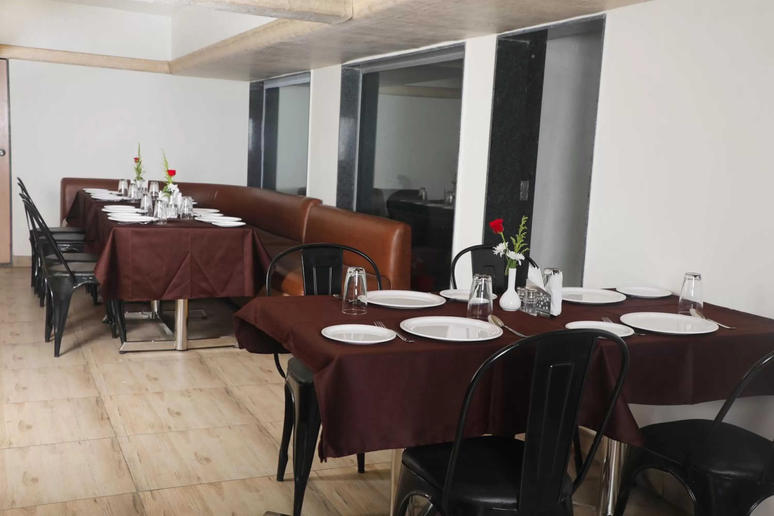 Restaurant/Places to Eat in Hotel Planet Four