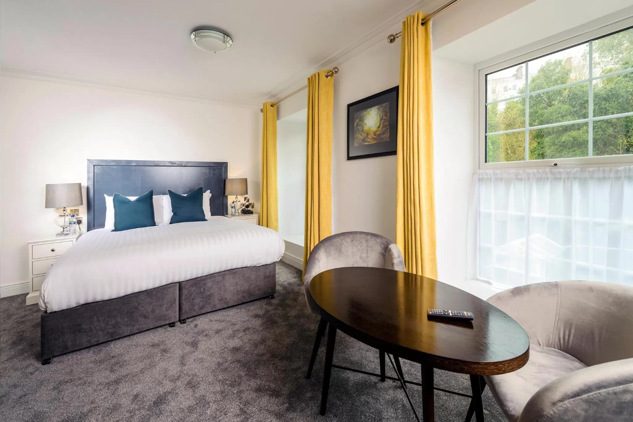 Photo of the whole room, Bed in Commodore Hotel