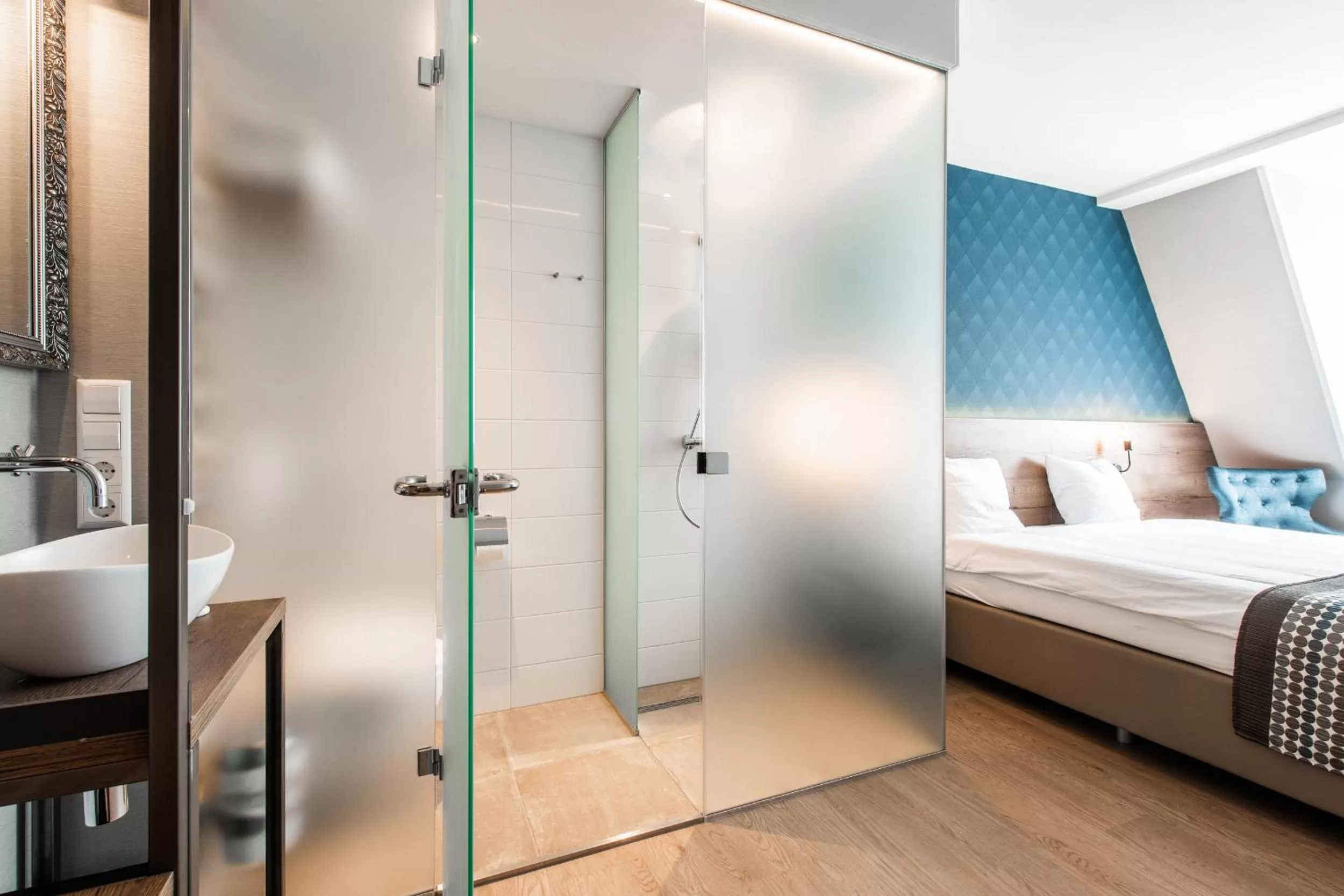 Bathroom, Bed in Melrose Hotel