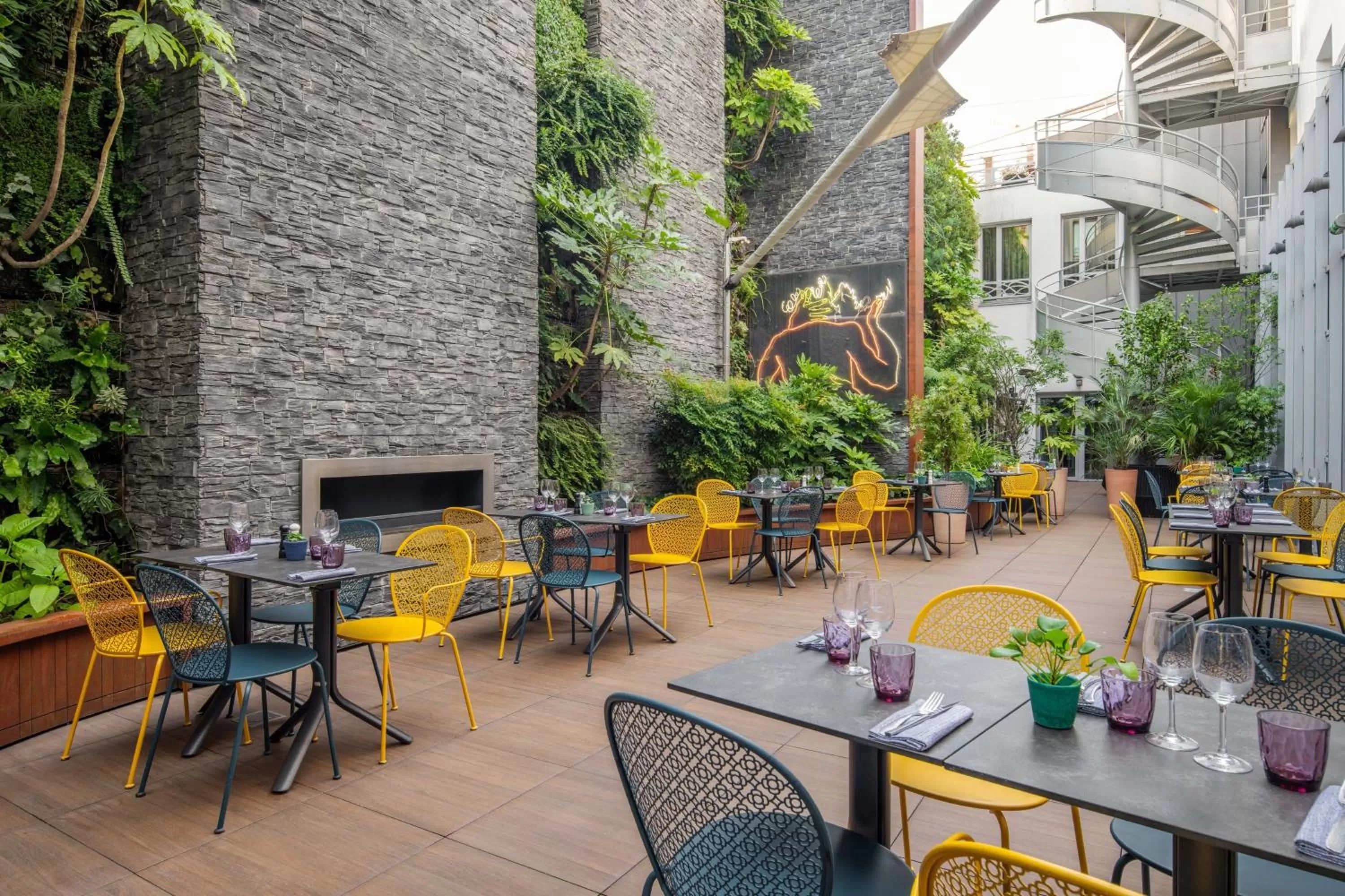 Restaurant/places to eat in Renaissance Paris Republique Hotel & Spa