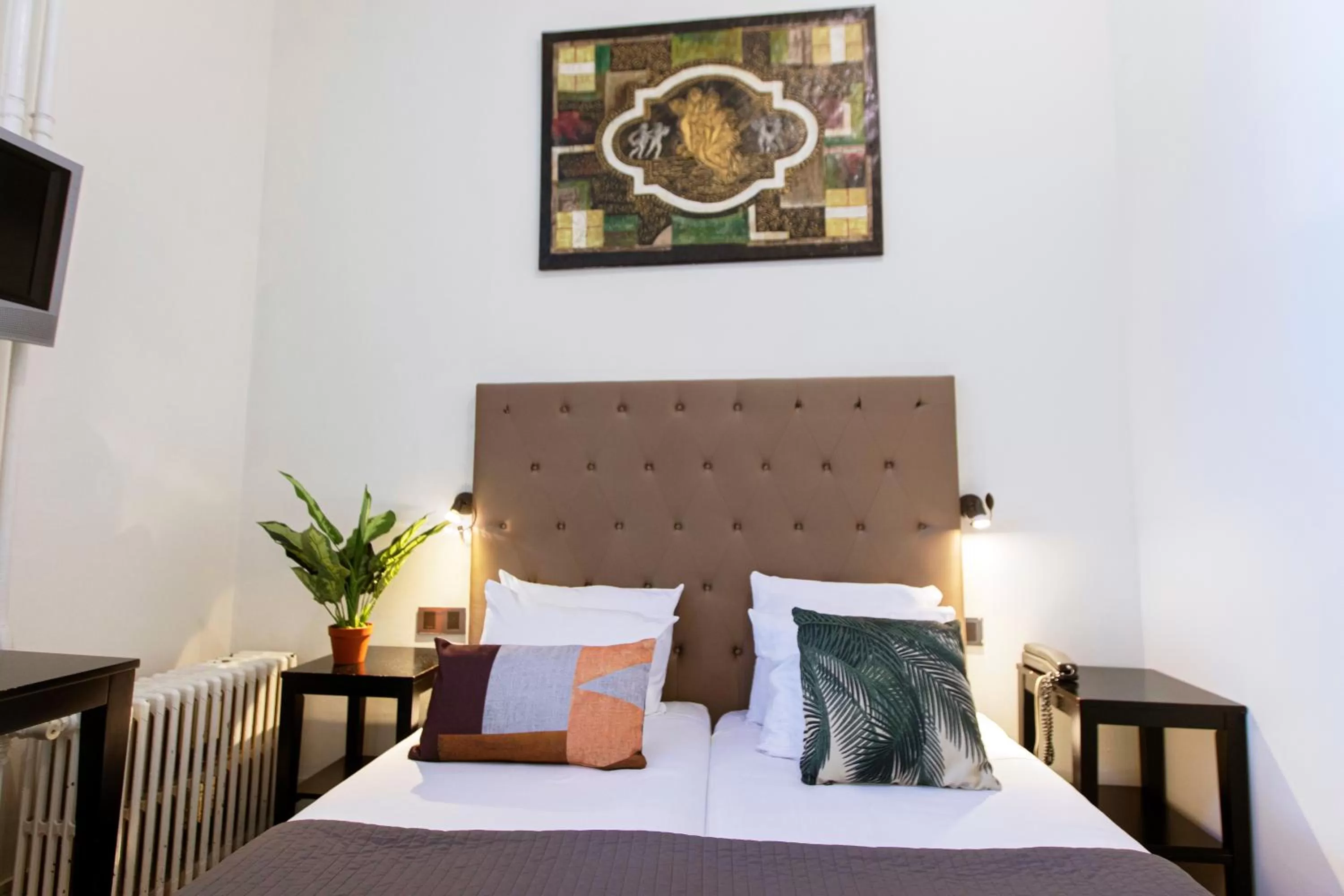 Bed in Quentin England Hotel