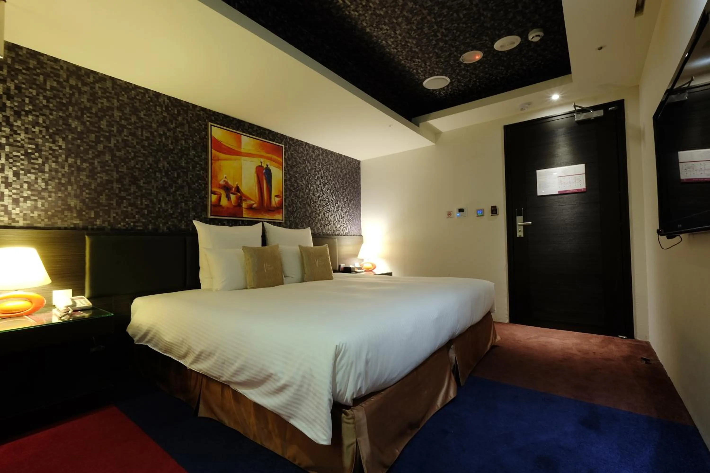 Photo of the whole room, Bed in V-one Vogue Hotel