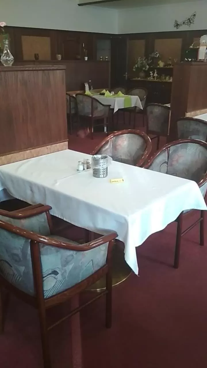 Restaurant/Places to Eat in Hotel Le Café