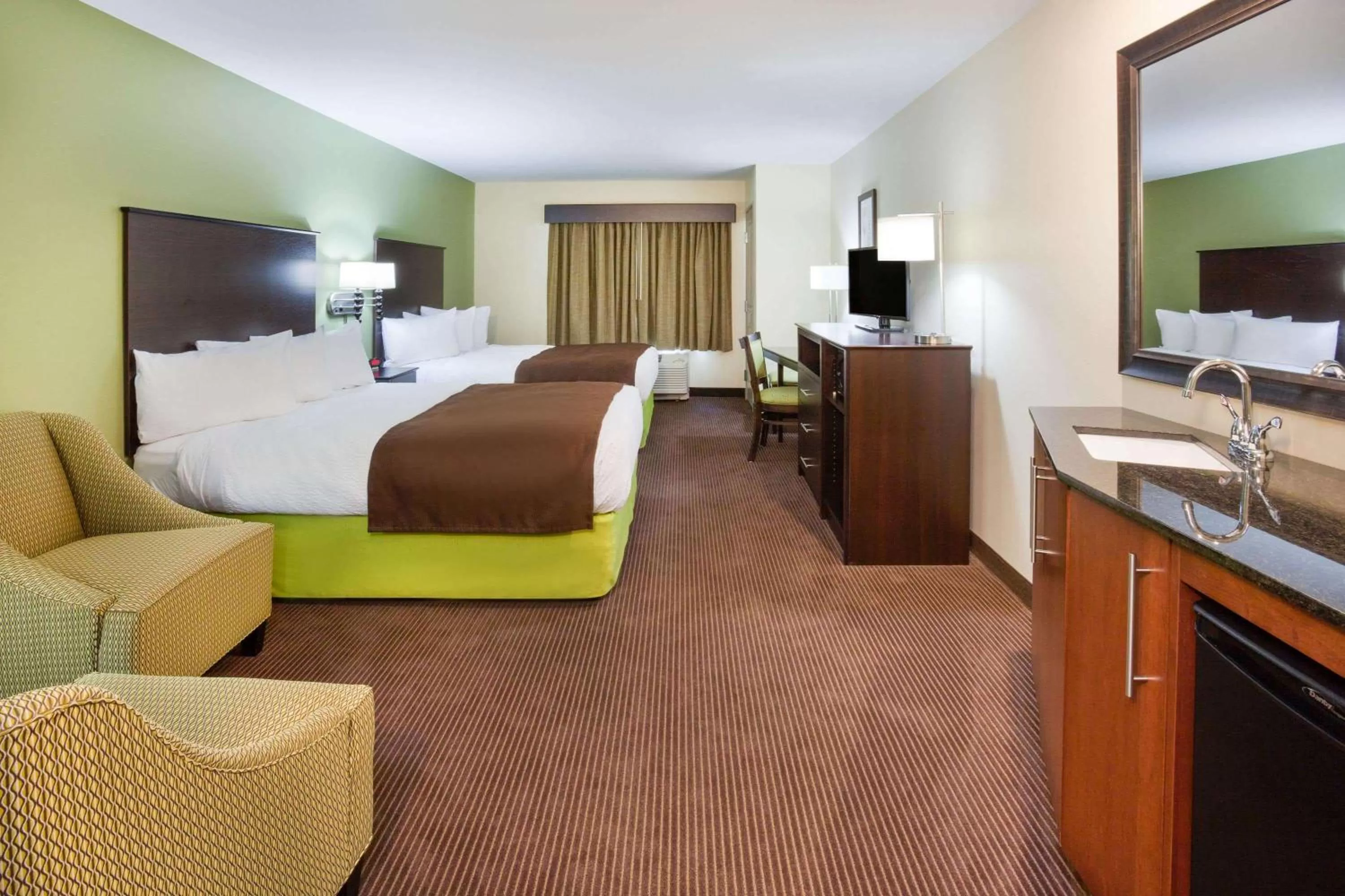 Photo of the whole room, Bed in AmericInn by Wyndham Hartford SD