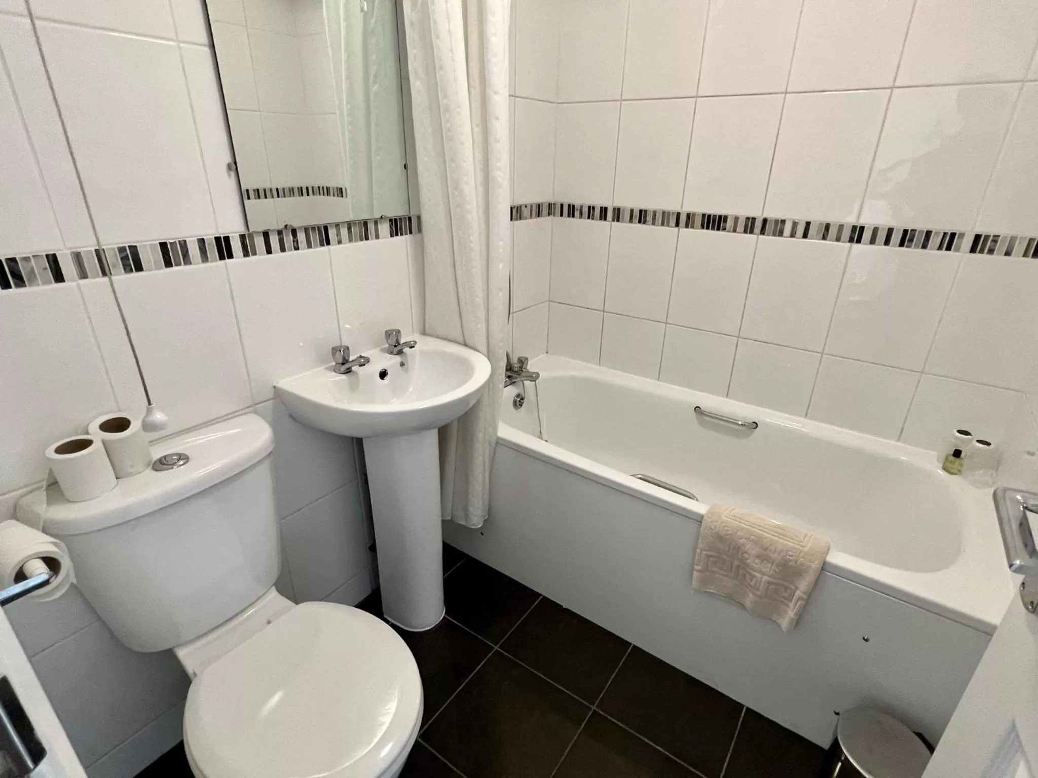 Toilet in Calverts Hotel - Newport, Isle of Wight - RETURN CAR FERRY FROM 89 POUNDS