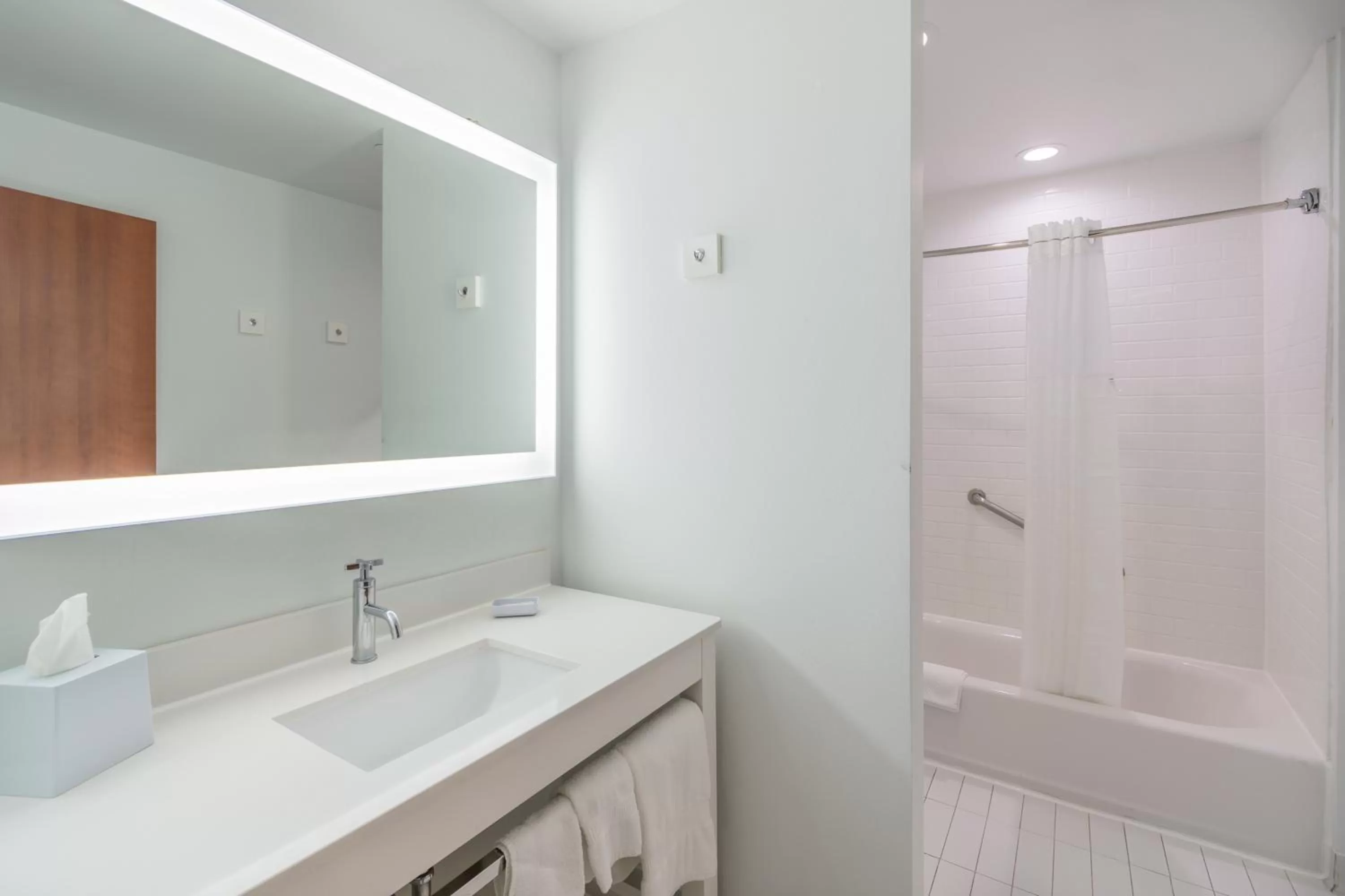 King Room - Accessible/Non Smoking in Clarion Pointe Galveston Seawall