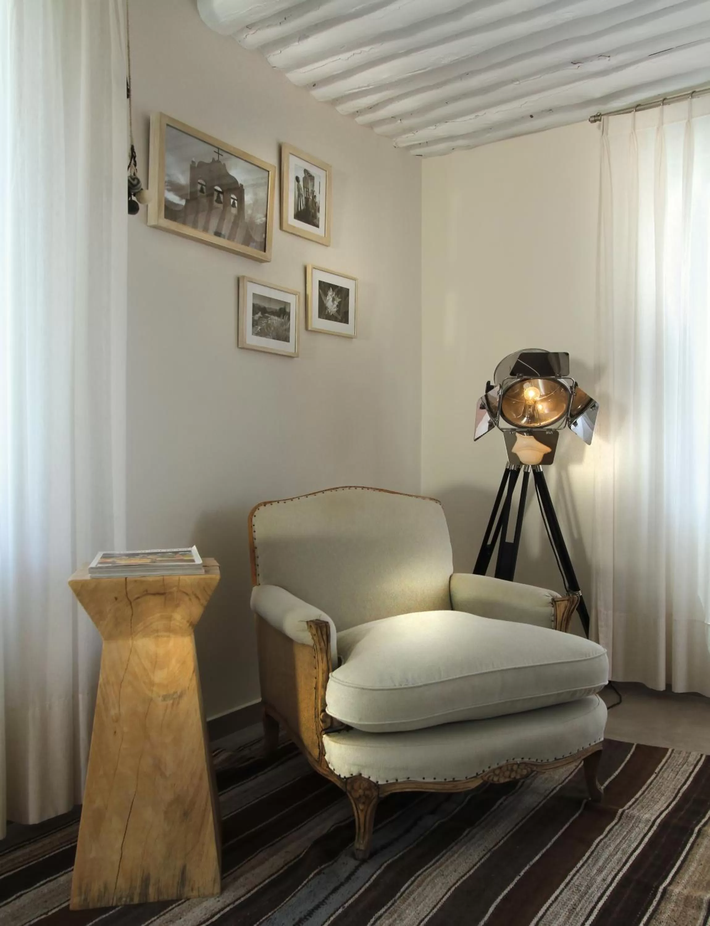 room service in El Cortijo Hotel Boutique