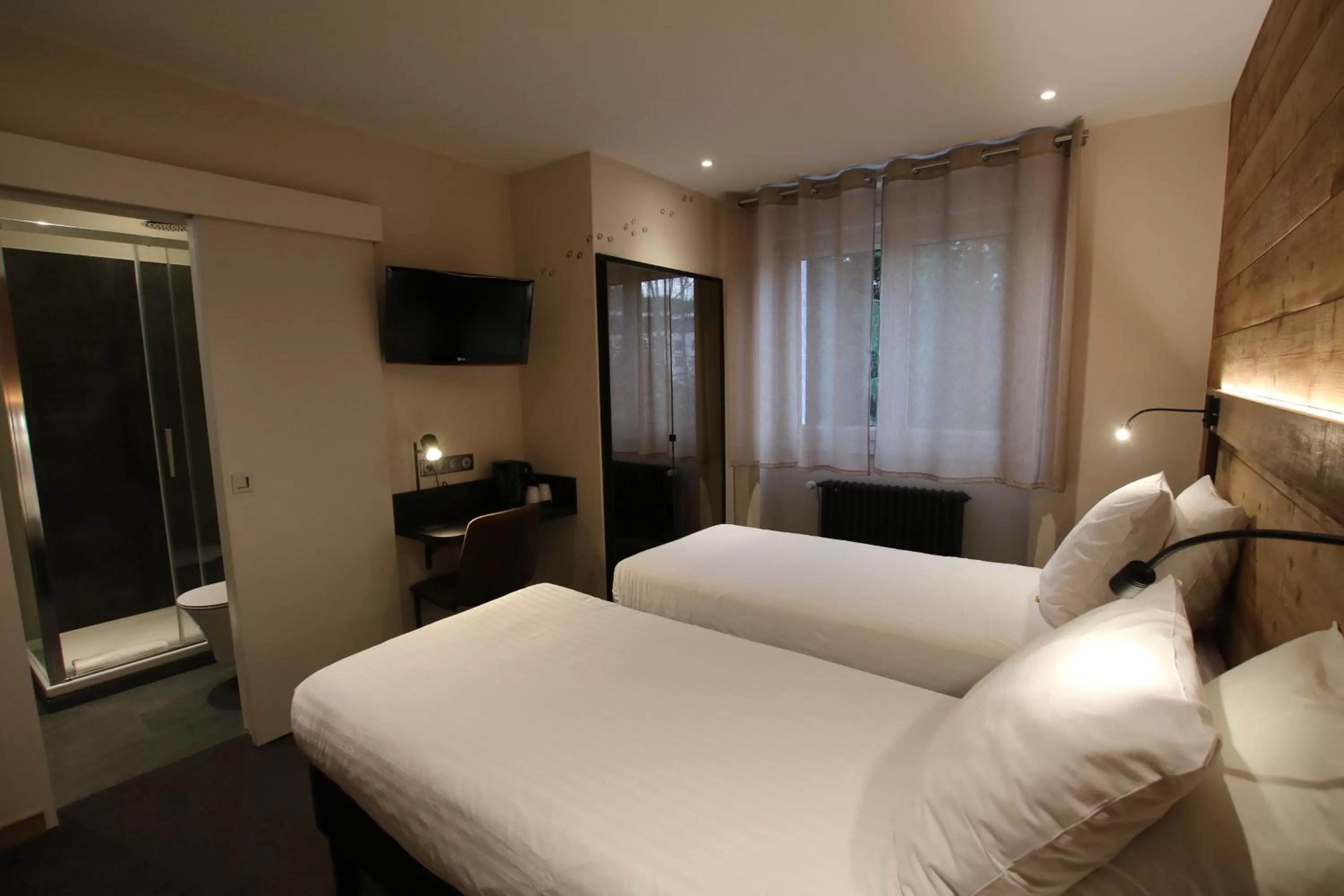 Photo of the whole room, Bed in Les Loges Du Parc