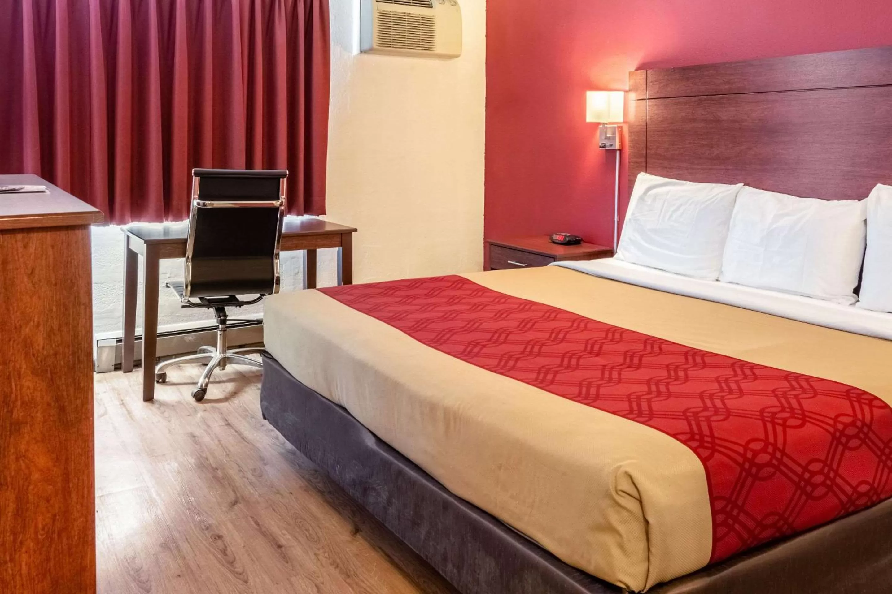 Photo of the whole room in High Desert Inn