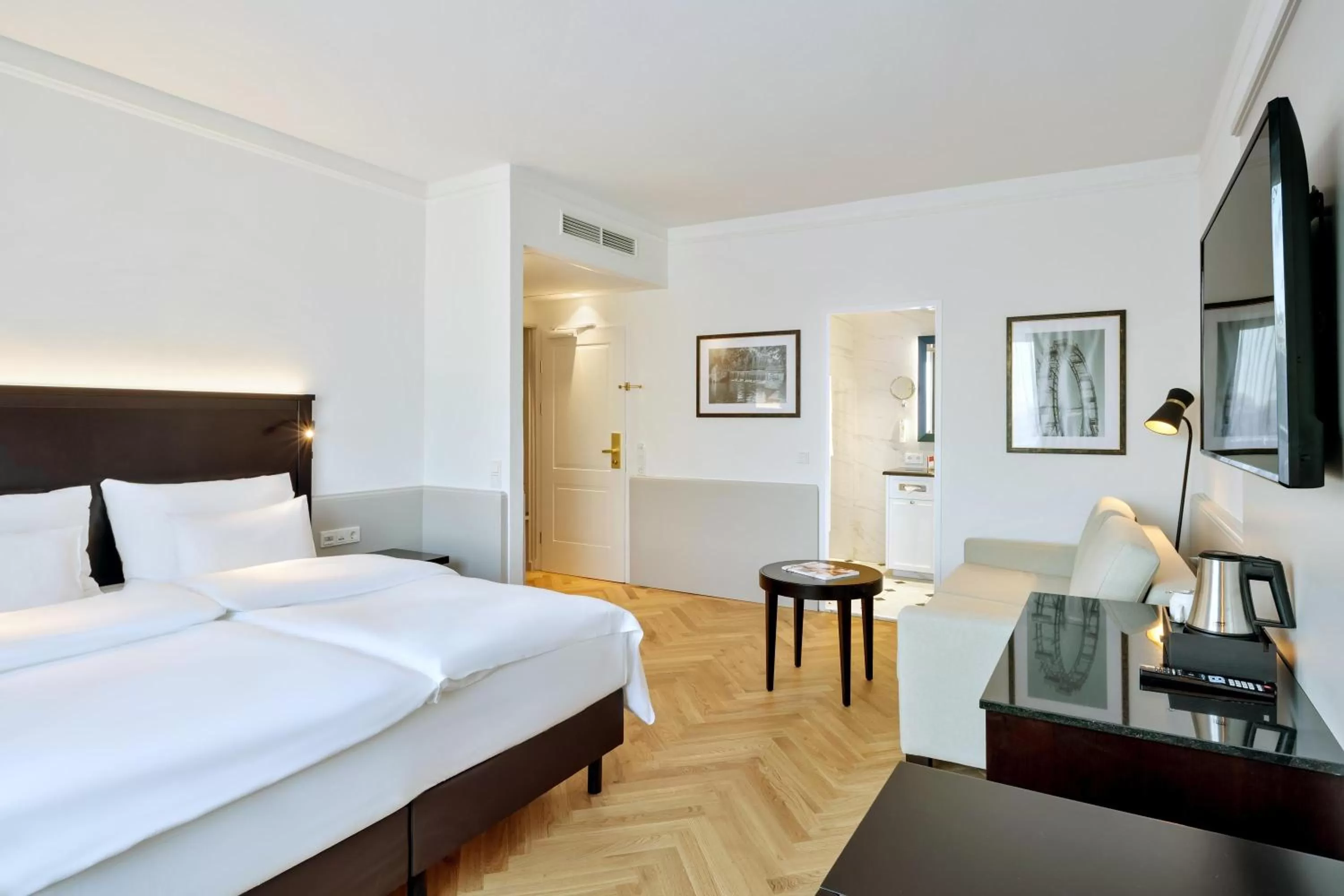 Photo of the whole room, Bed in Austria Trend Parkhotel Schönbrunn Wien