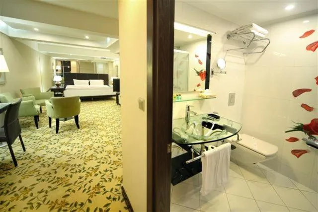 Shower in Cartoon Hotel