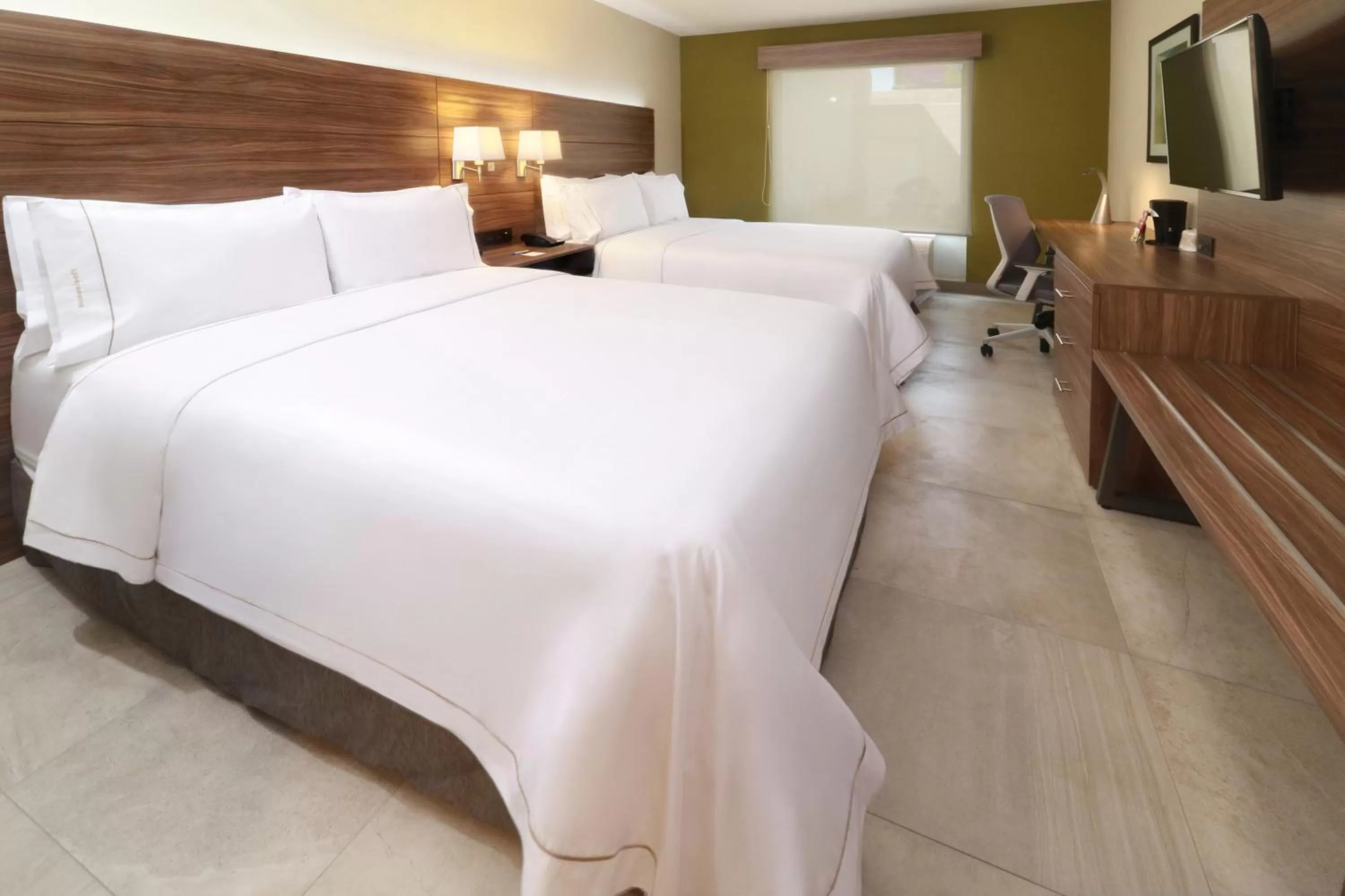 Photo of the whole room, Bed in Holiday Inn Express Guadalajara Aeropuerto by IHG