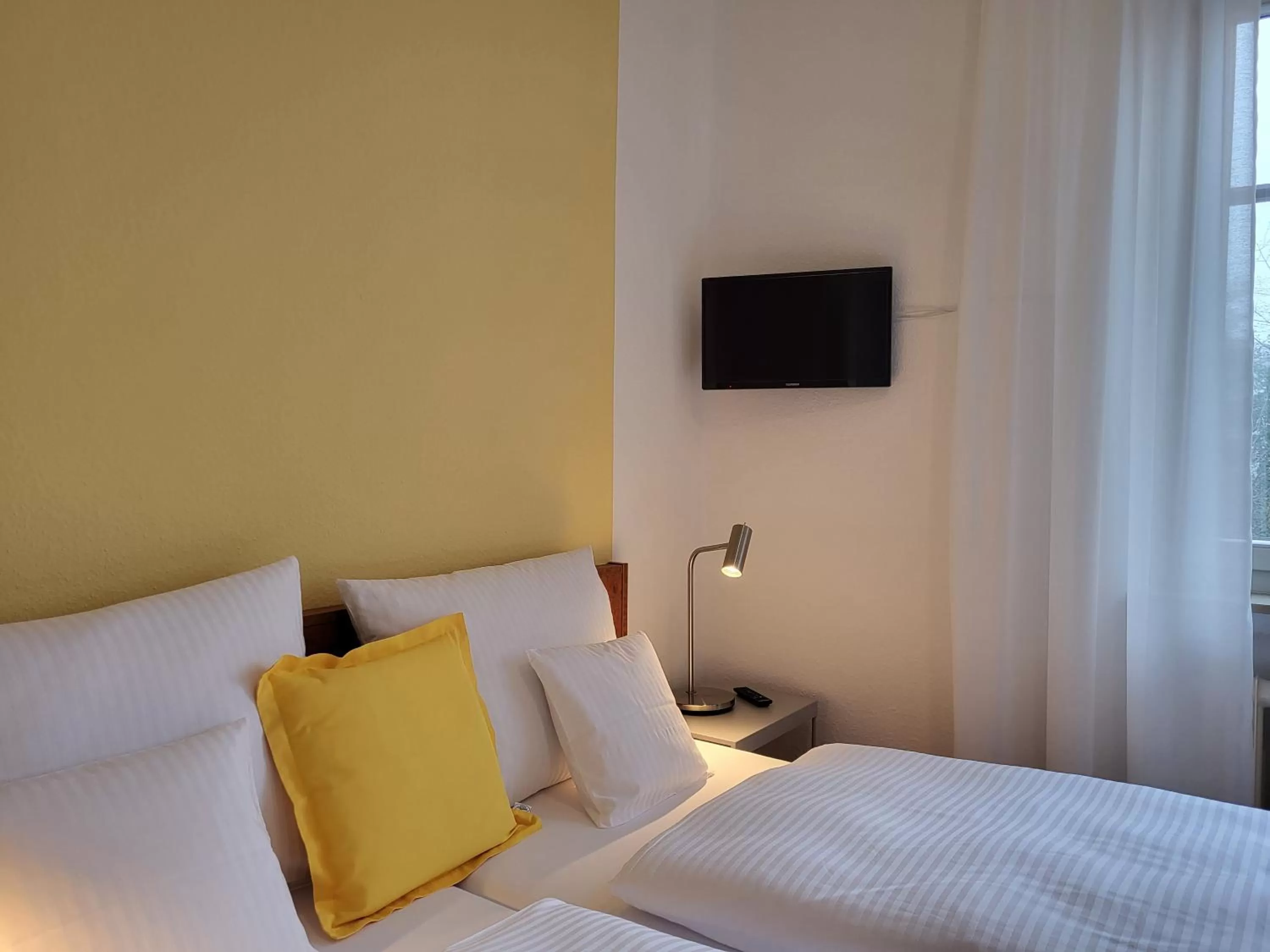 Photo of the whole room, Bed in Parkhotel Am Schwanenteich