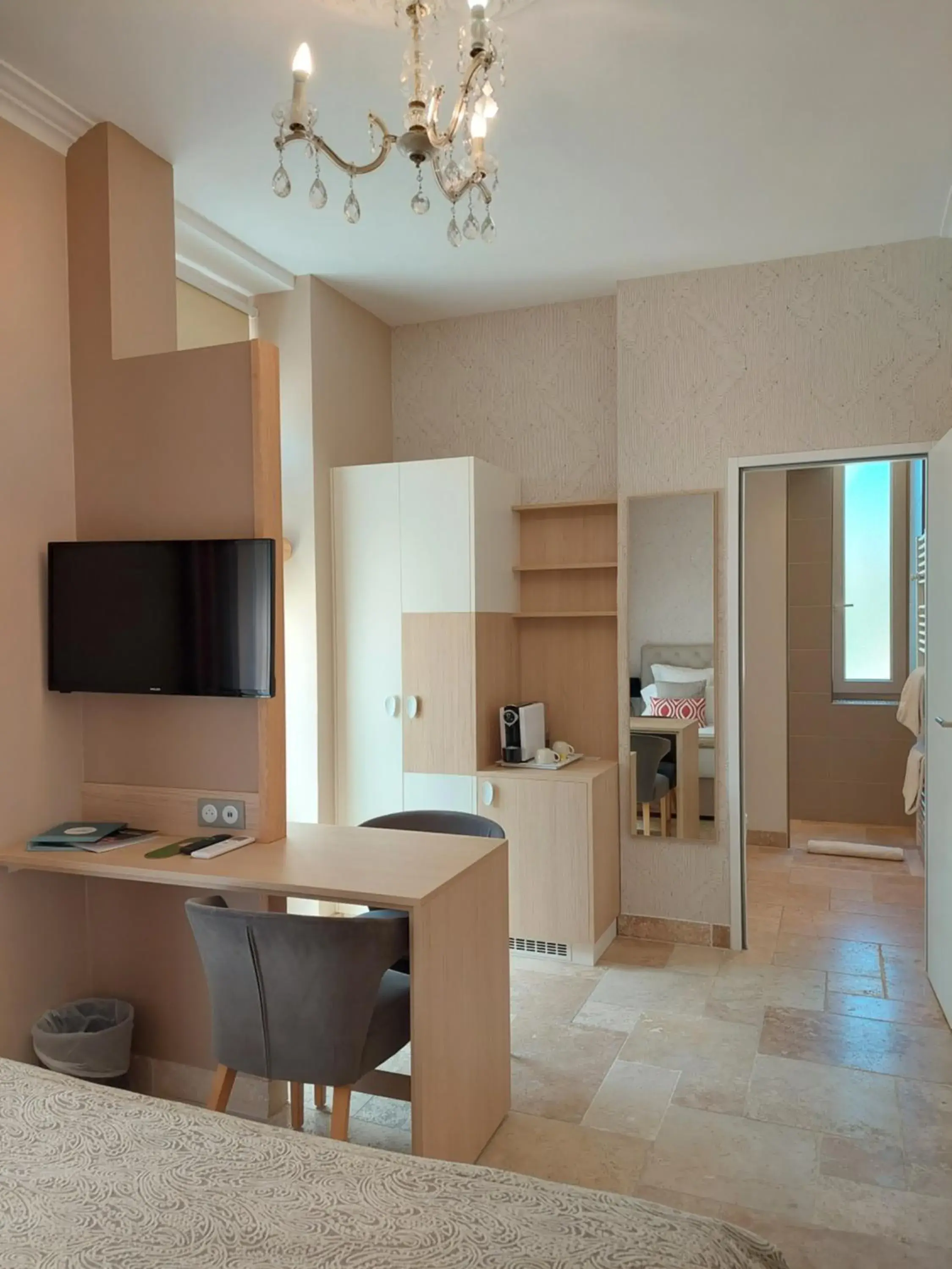 Classic Double Room in Hôtel The Originals Résidence de Rohan (EX RELAIS DU SILENCE) Classic Double Room in Hôtel The Originals Résidence de Rohan (EX RELAIS DU SILENCE)