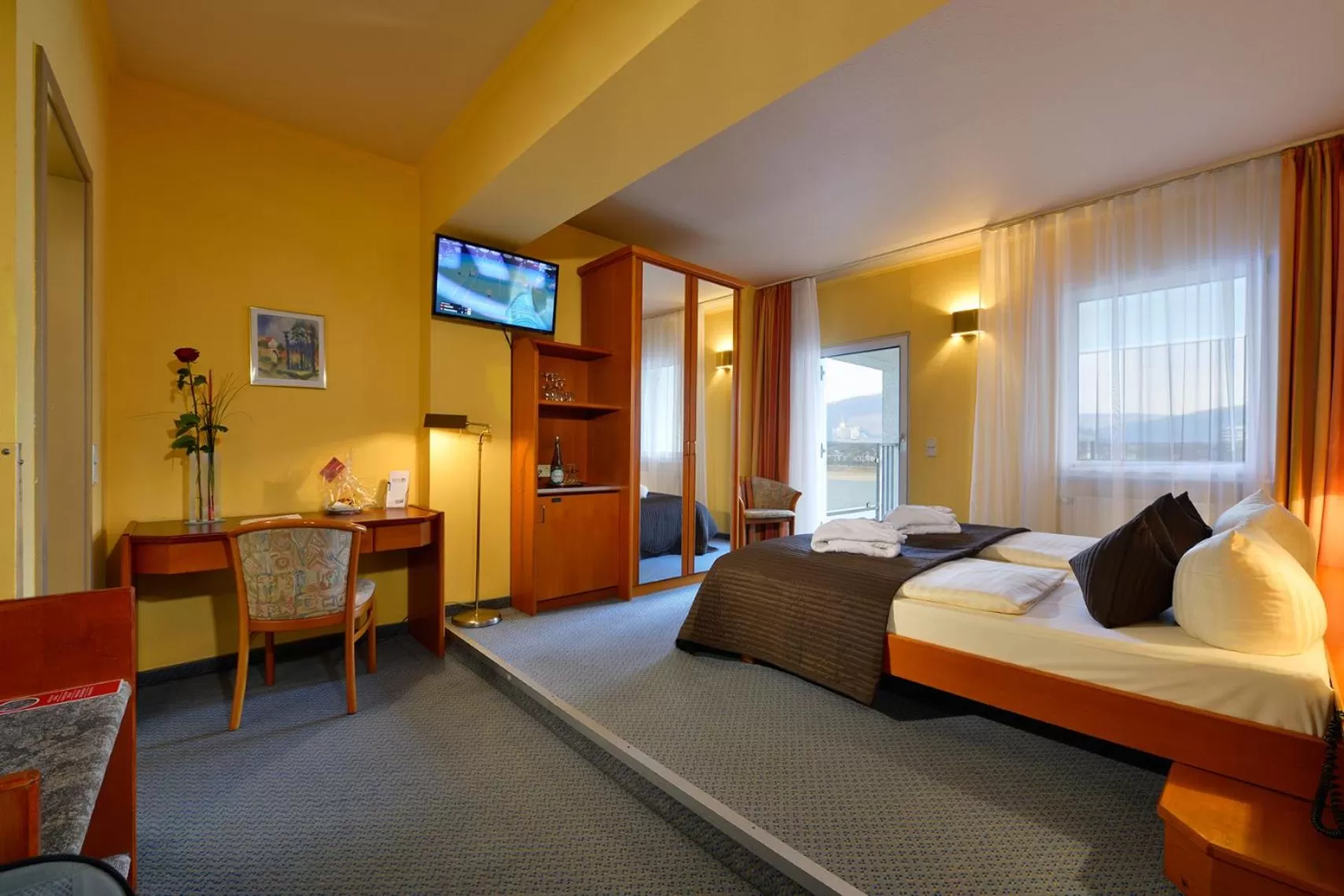 Bed in Rheinhotel Vier Jahreszeiten Bad Breisig