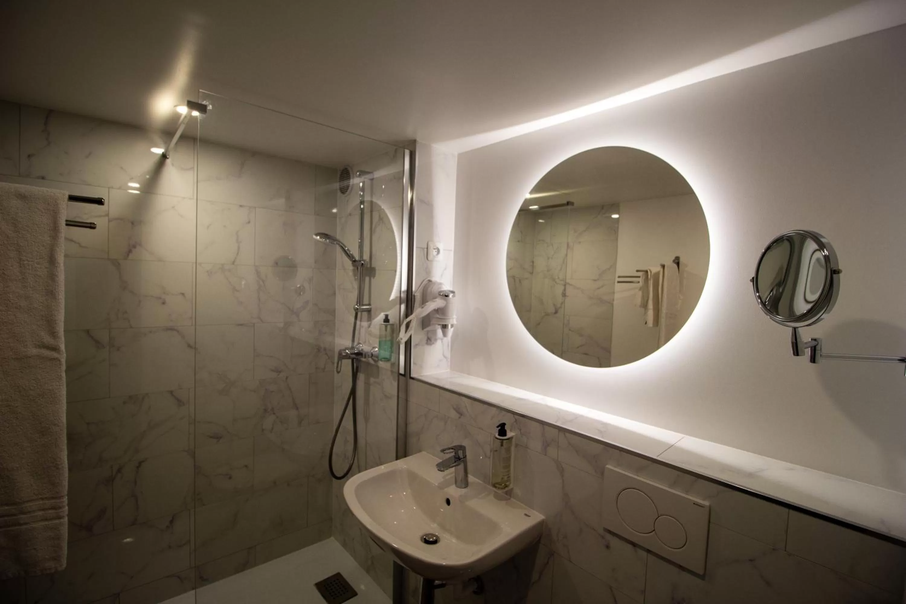 Bathroom in Hotel RBX - Roubaix Centre